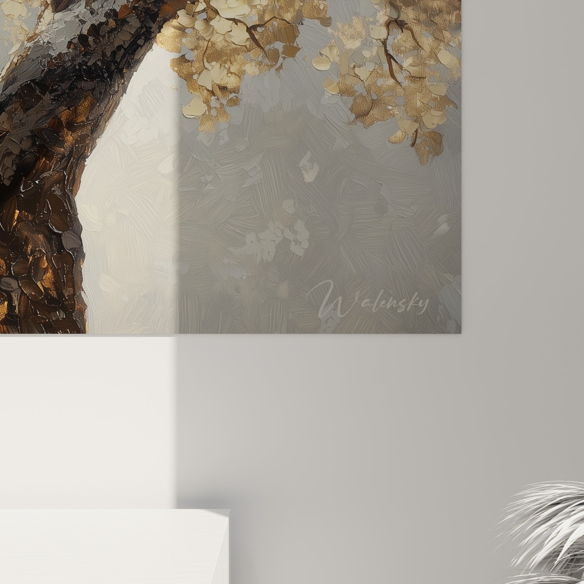 Vue ensemble tableau arbre vie branches serpentines dorees fond nuageux gris decoration