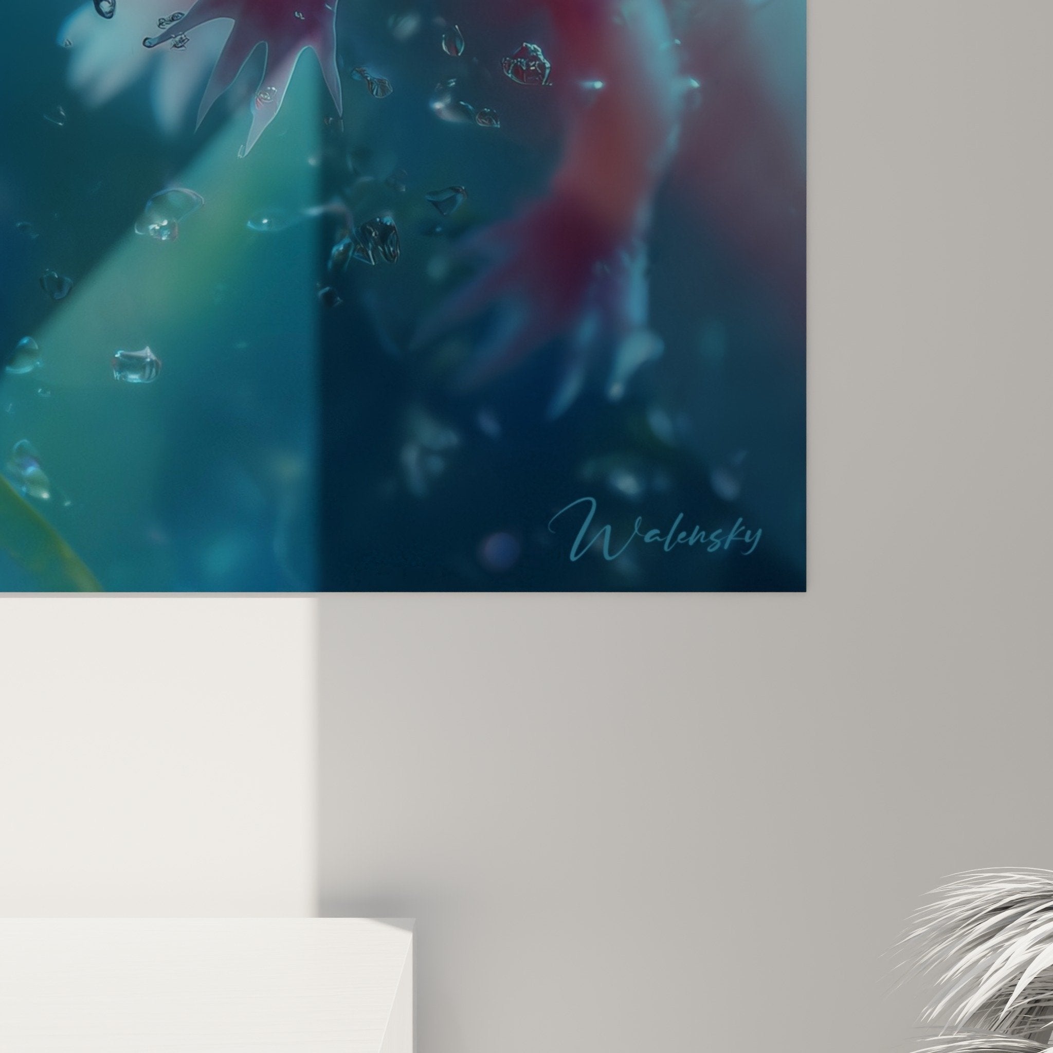 Vue éloignée tableau axolotl aquatique bleu rose, œuvre décorative murale dans intérieur moderne