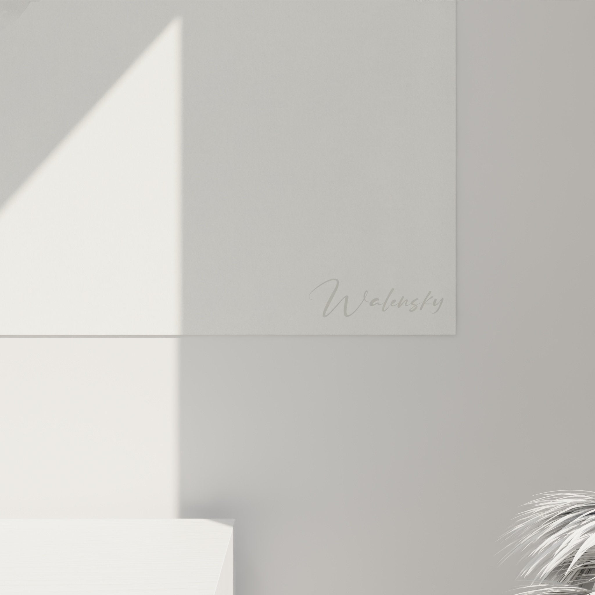 Vista d'insieme quadro Bichon Maltese acquerello nero bianco arredamento interno moderno sobrio