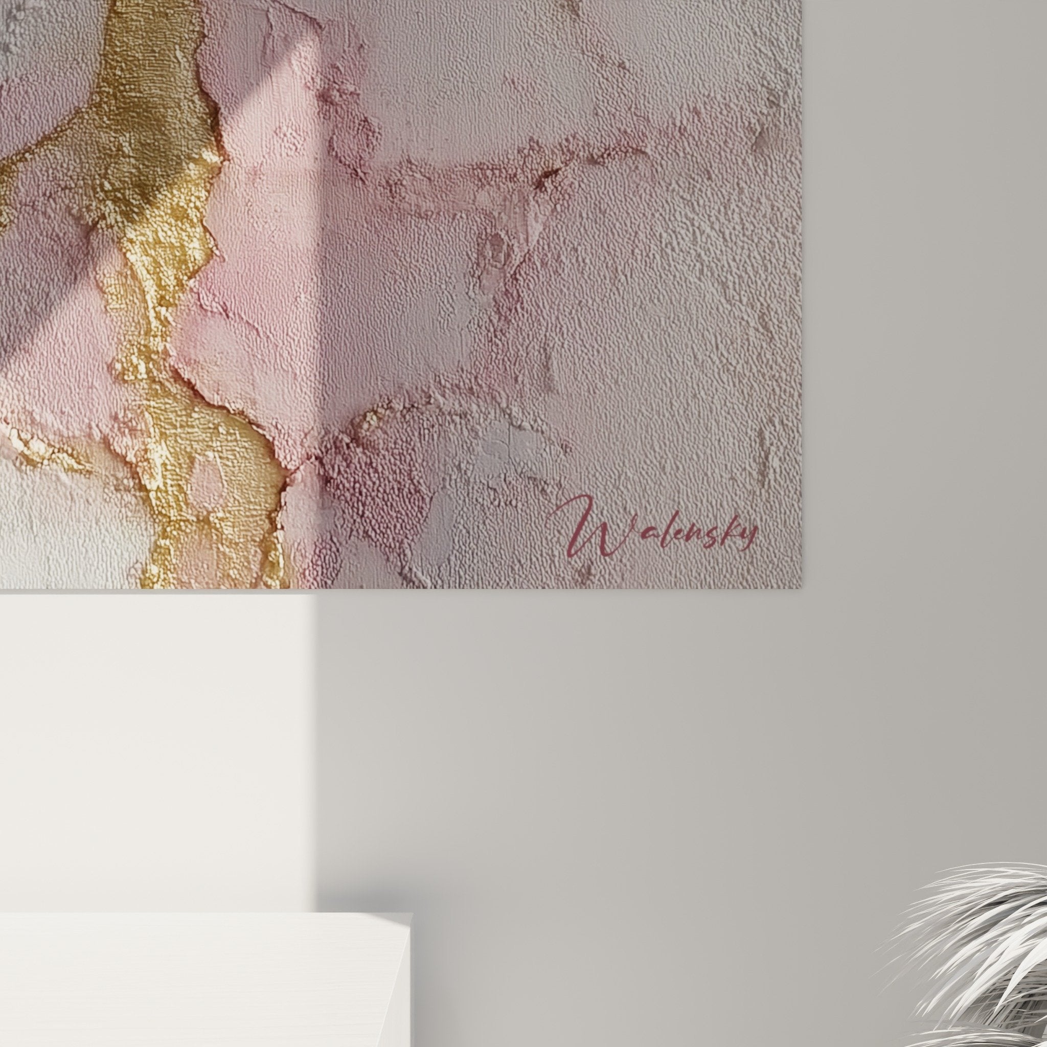 Vue ensemble tableau abstrait bicolore rose gris fissures or decoration murale feng shui