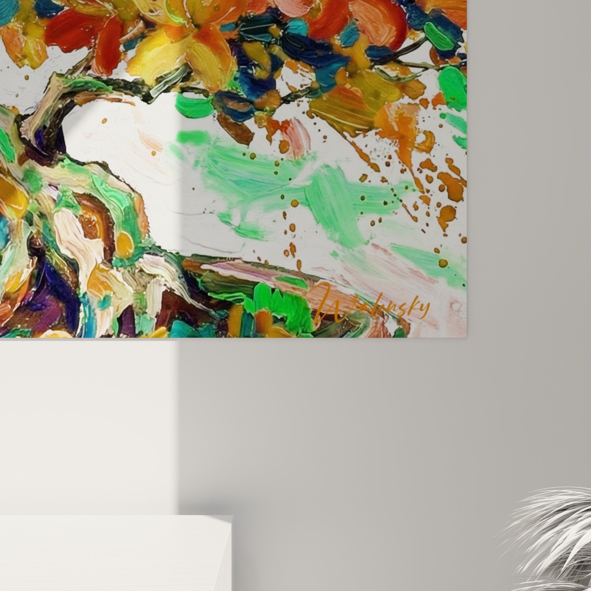 Gesamtansicht Bonsai-Kunstwerk mit floraler orange-roter Explosion farbige Projektionen weißer Hintergrund