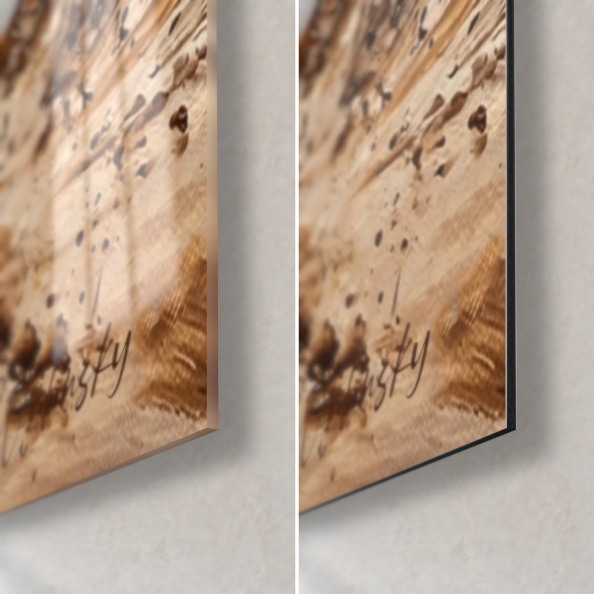 Gemälde eines schlammigen Hundes auf glänzendem Acrylglas links und mattem Dibond rechts, beige und braune Spritzer, 3 mm Stärke