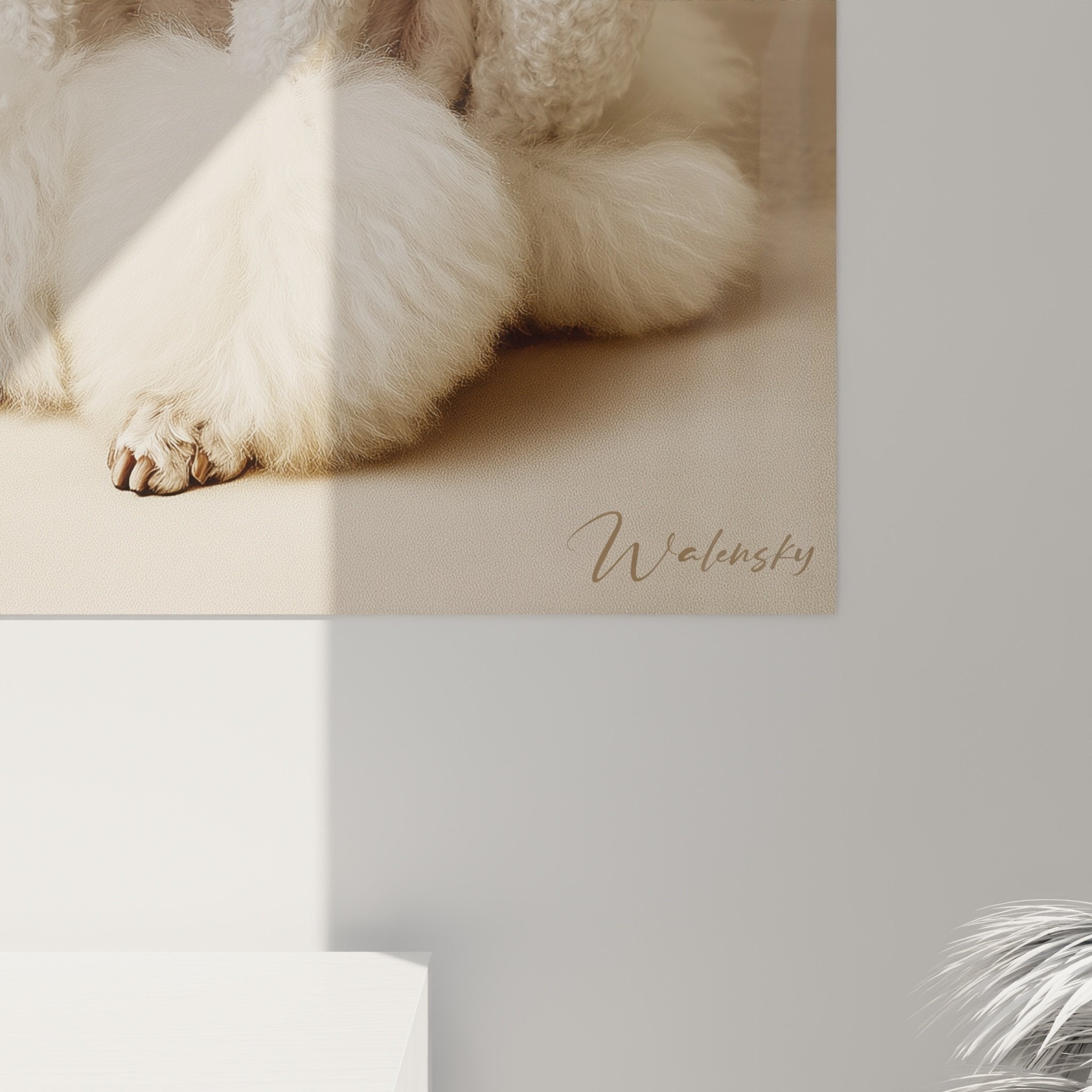 Gesamtansicht Pudel-Kunstdruck weiß Inneneinrichtung minimalistischer Stil Raffinesse sanfte Töne
