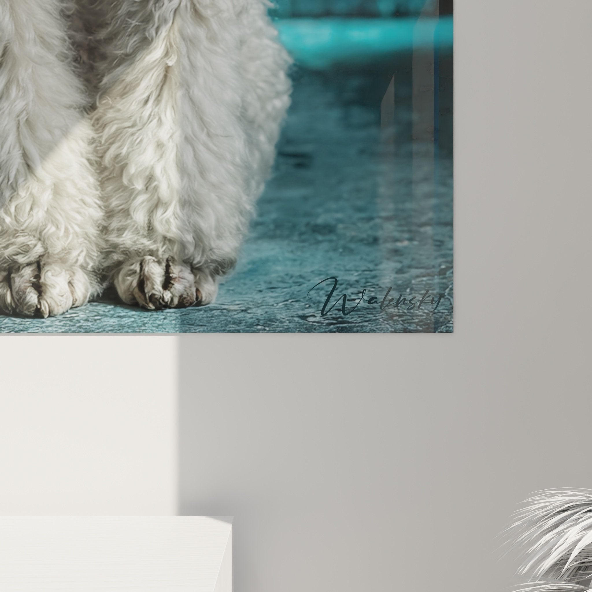 Vue ensemble tableau caniche gris elegant medallion dore decoration interieur sophistique