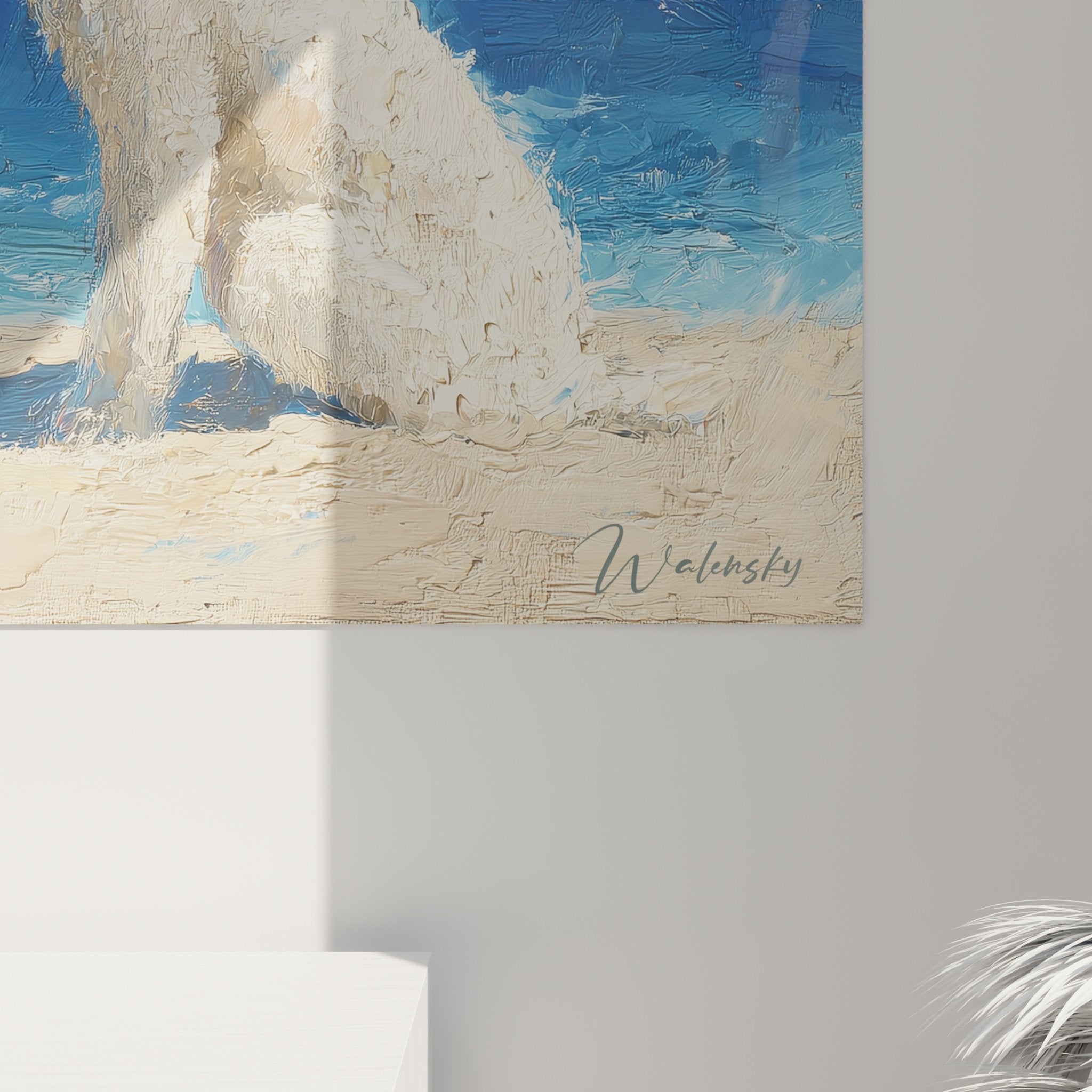 Vista d'insieme quadro barboncino spiaggia oceano decorazione murale marina blu beige salotto moderno