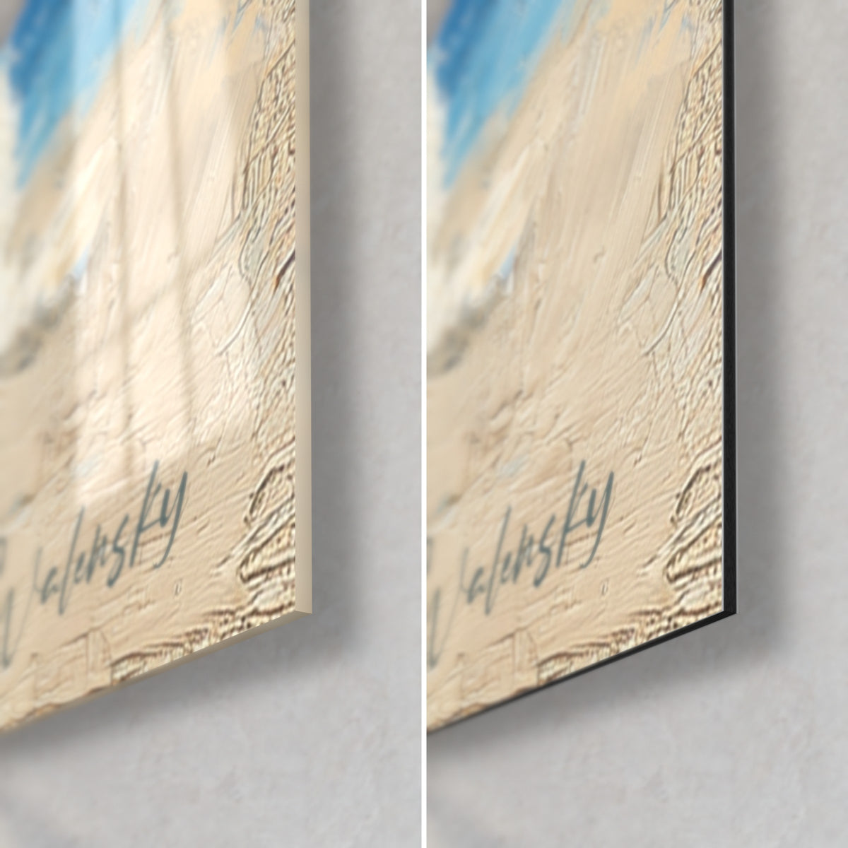 Quadro di un barboncino bianco in pittura materica, sabbia dorata nell'angolo in basso a destra, firma Walensky, vetro lucido e Dibond nero opaco