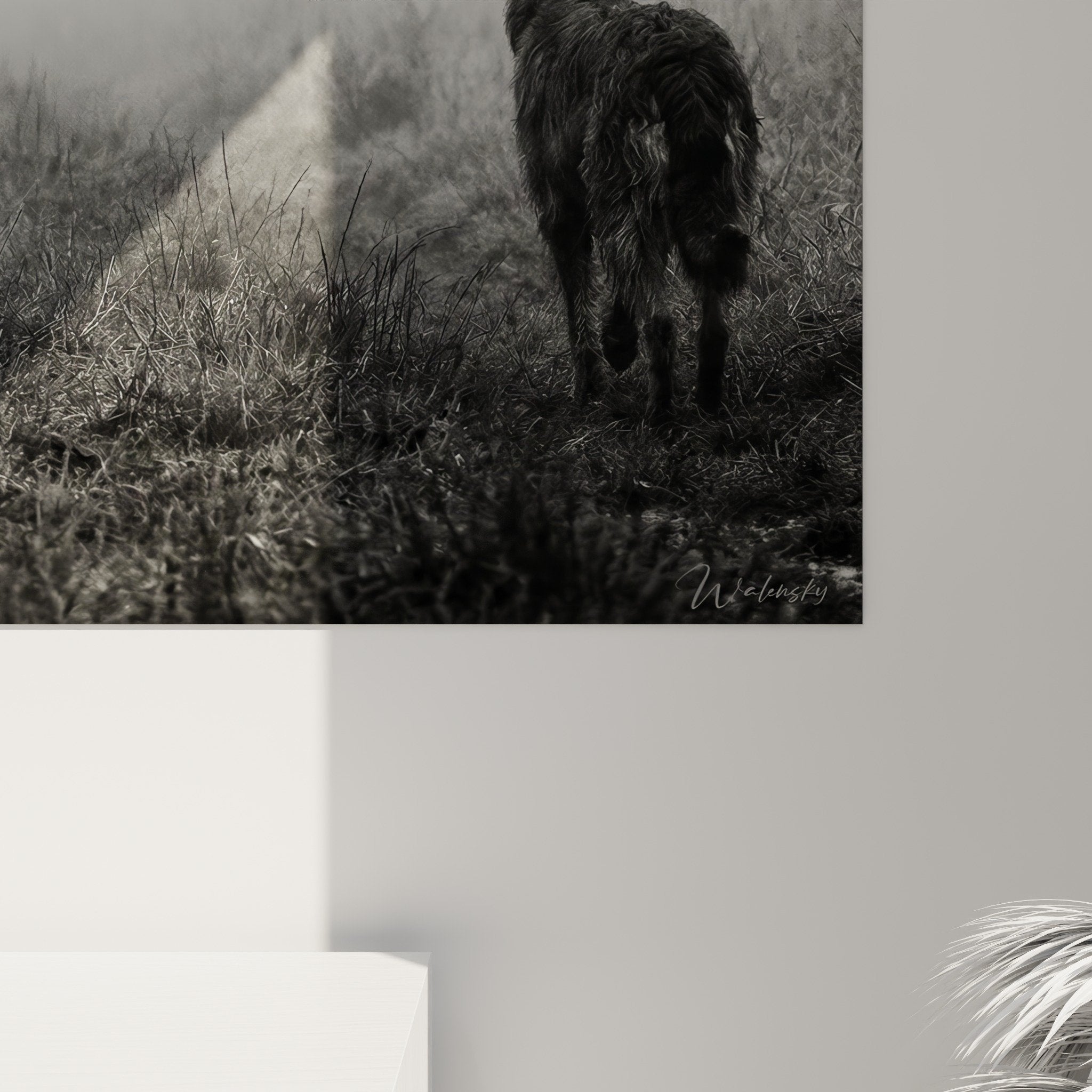 Vue d'ensemble tableau chien contemplant croix brouillard, art mural spirituel monochrome