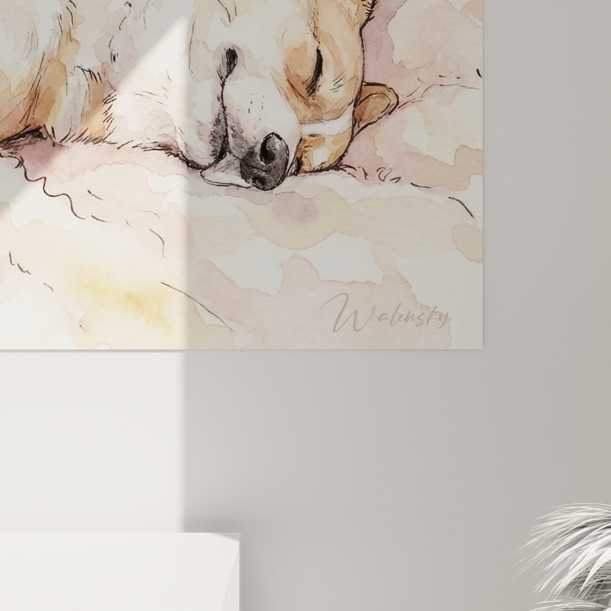 Vue ensemble tableau chien endormi aquarelle roses poudrés décoration murale