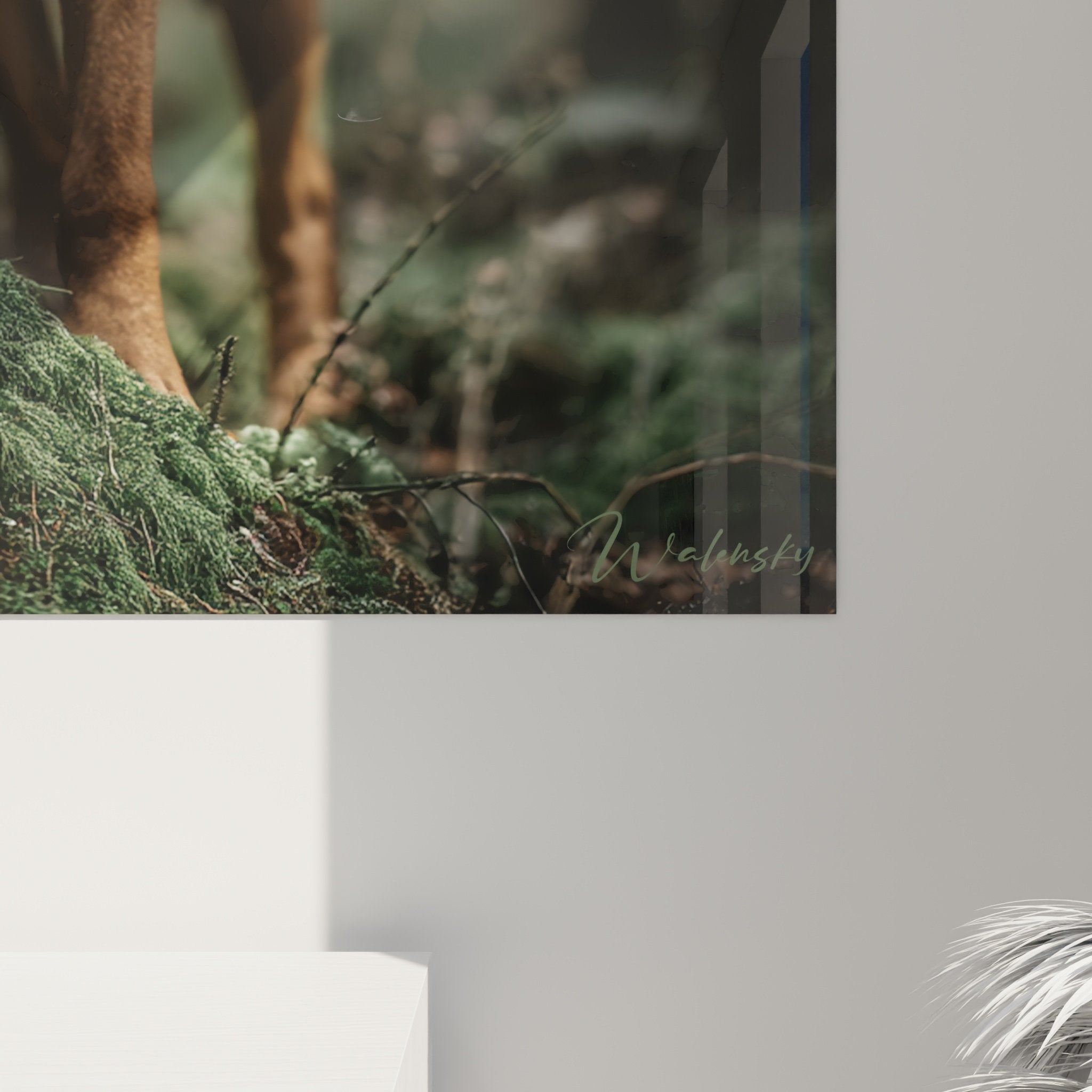 Vue ensemble tableau Rhodesian Ridgeback sur tronc moussu, composition naturelle, éclairage doux ambiance sereine