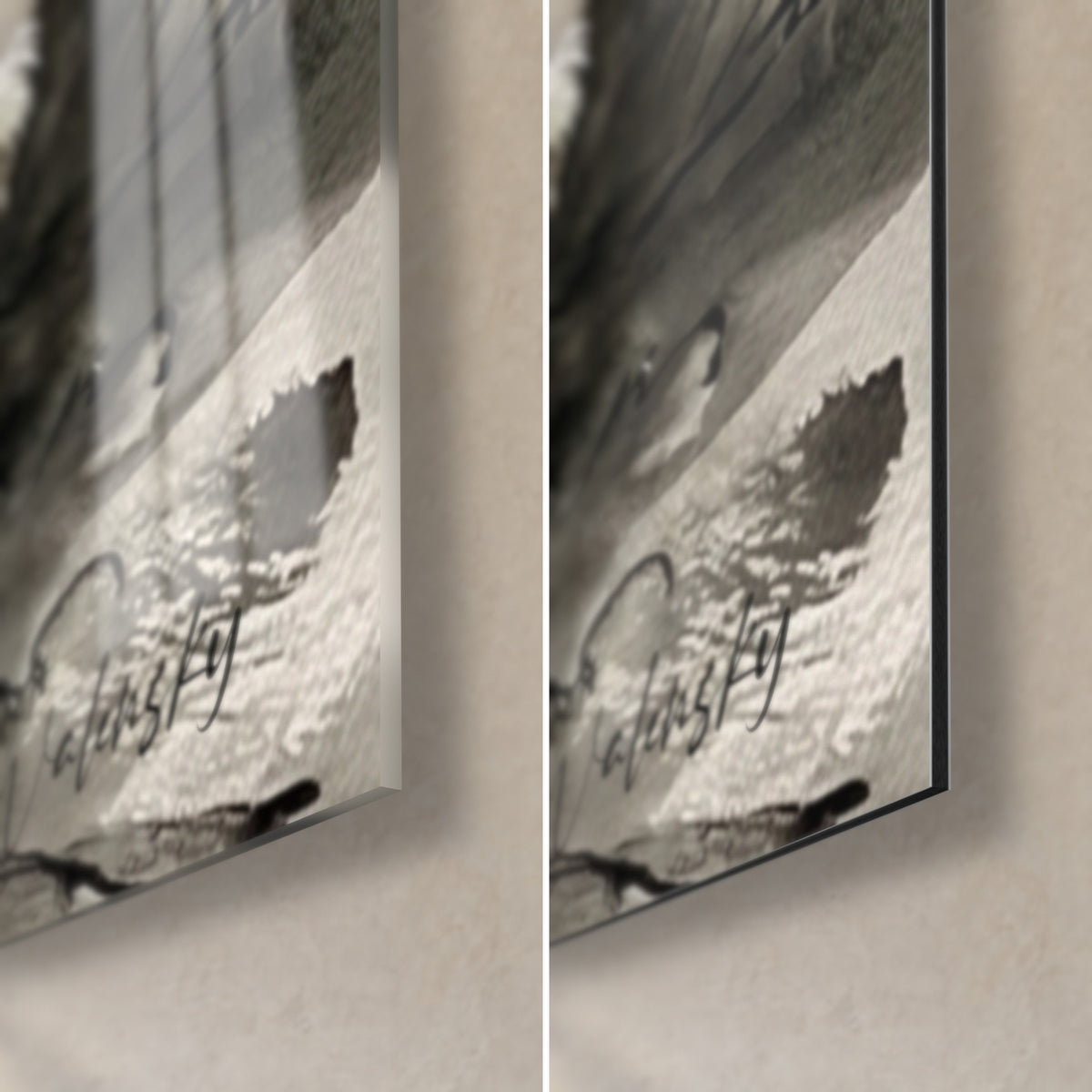 Πίνακας λευκός σκύλος με σκληρό τρίχωμα, κάτω δεξιά γωνία: μαύρη υπογραφή σε ανοιχτό γκρι, μαύρο πλαίσιο 3 mm, γυαλιστερό γυαλί και ματ Dibond