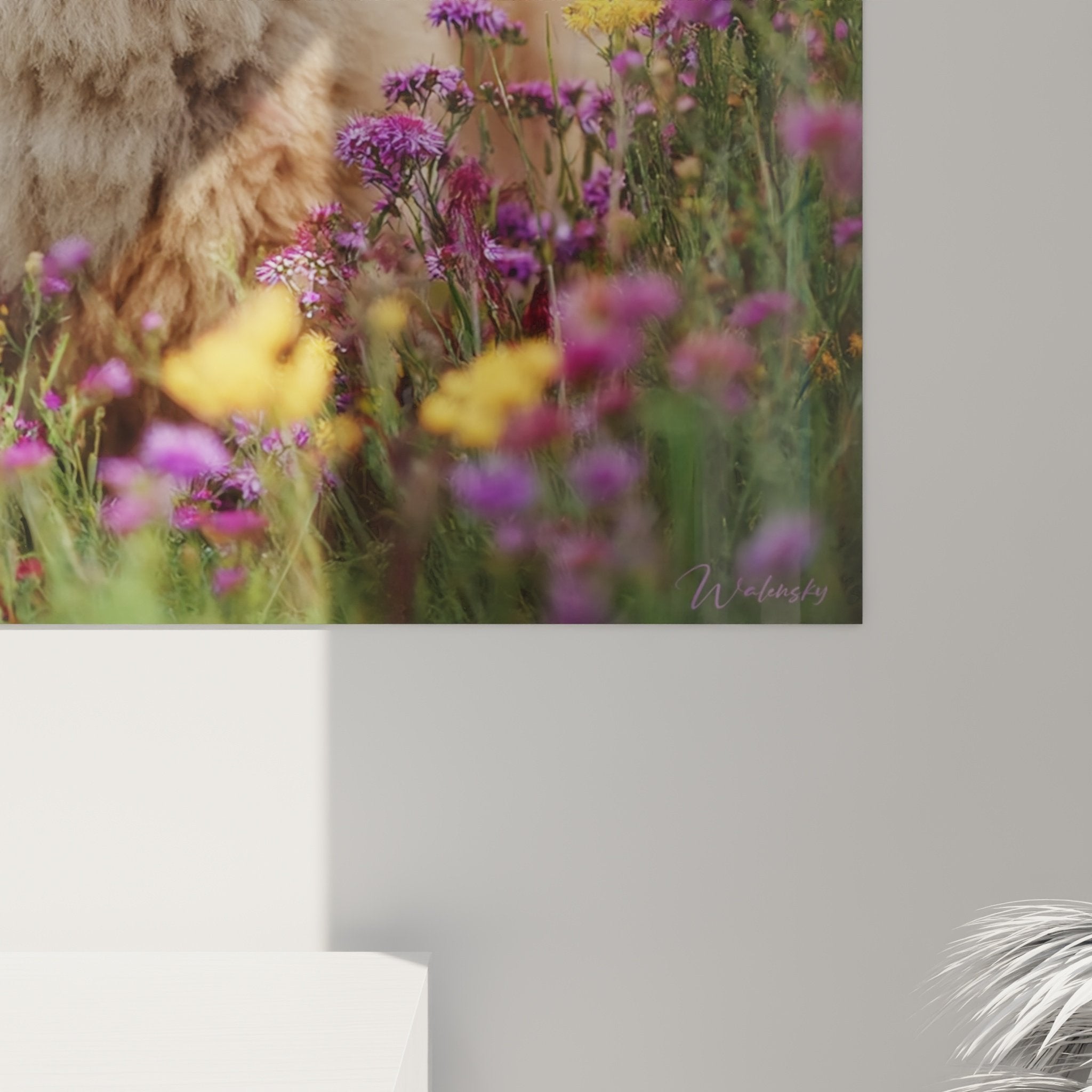 Vue ensemble tableau mural Chow Chow prairie fleurie décoration intérieur ambiance champêtre colorée