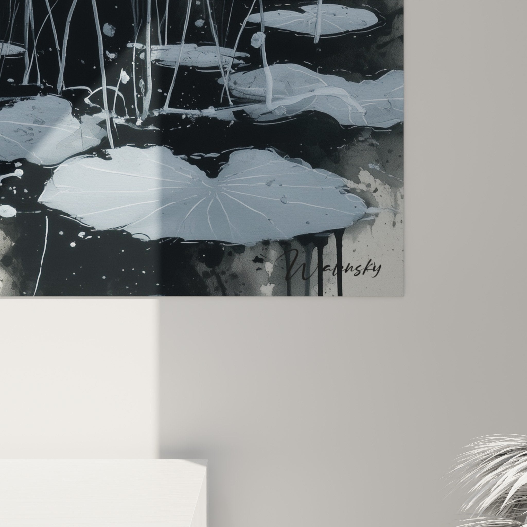Vue ensemble tableau nénuphars lotus blanc composition florale grise décoration intérieur moderne