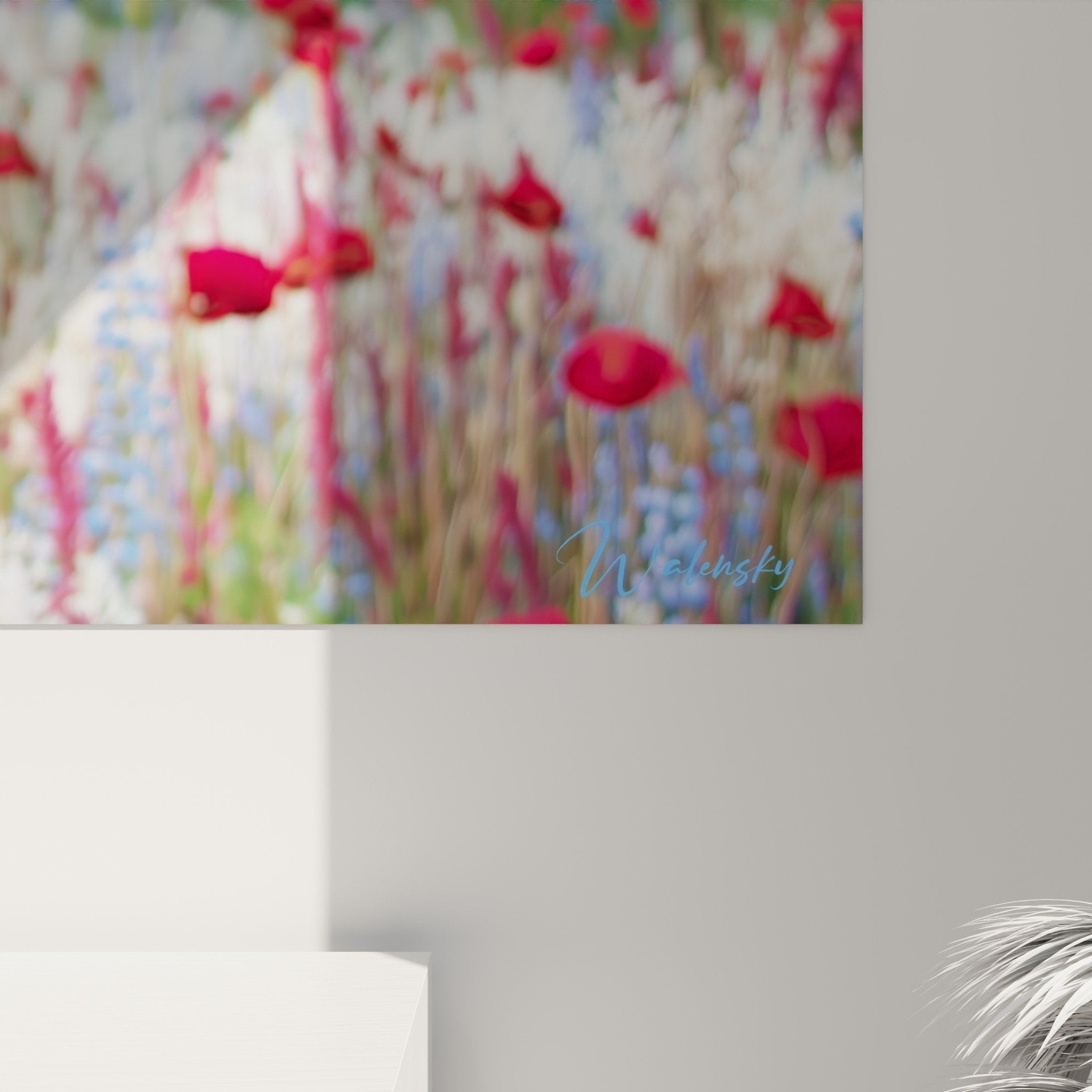Vista d'insieme quadro papaveri in interno moderno parete chiara decorazione murale natura rustica