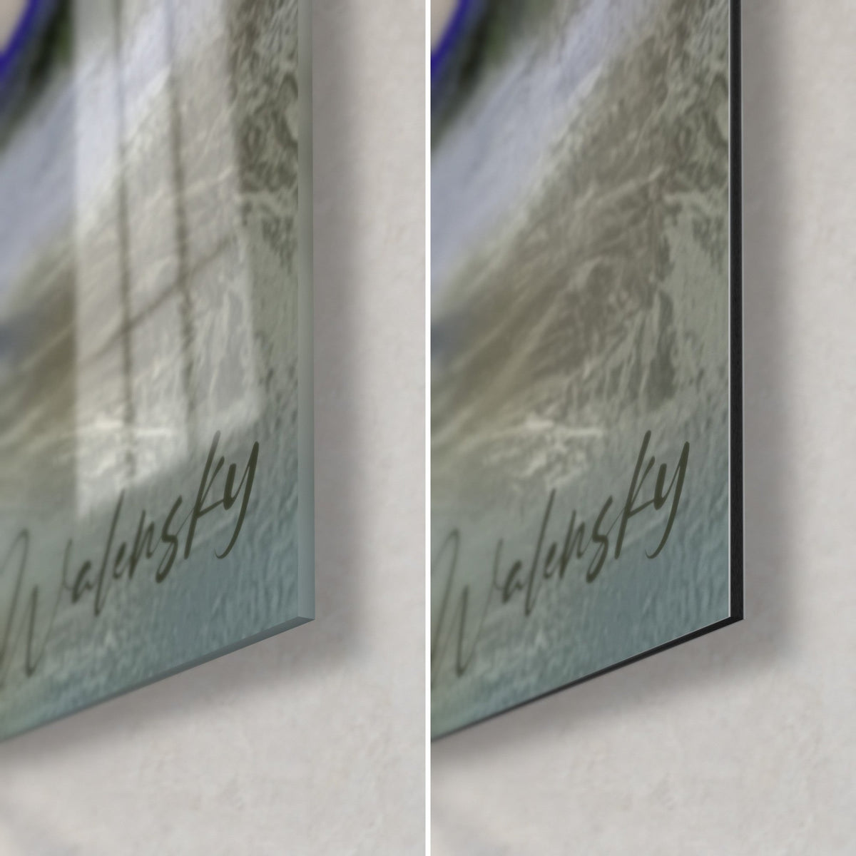 Schilderij hoge bergkammen in violet en wit, rechtsonder: glanzend glas links, mat Dibond rechts, zwarte rand