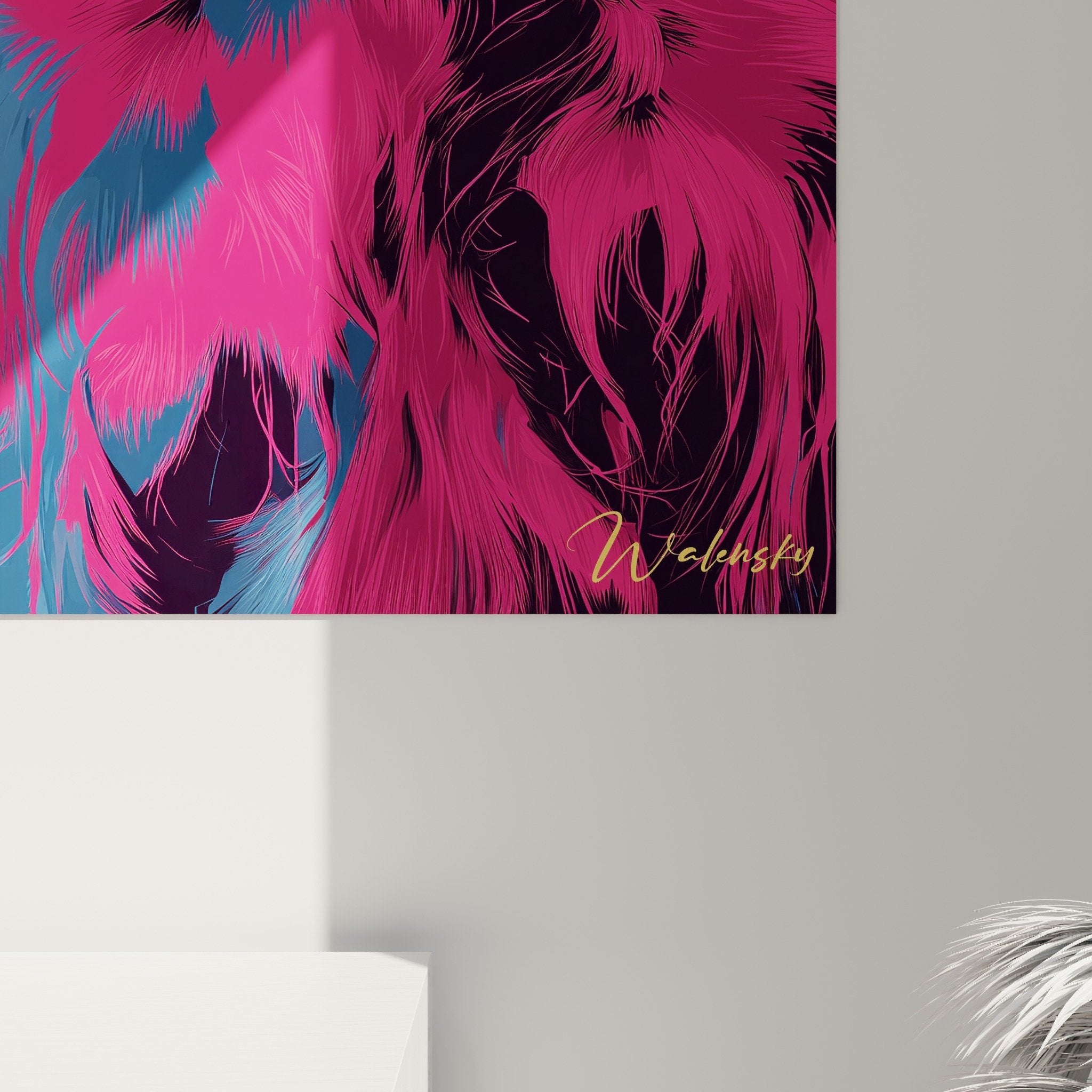 Gesamtansicht des farbigen Deerhound-Porträts mit goldenem Hintergrund in zeitgenössischem Interieur