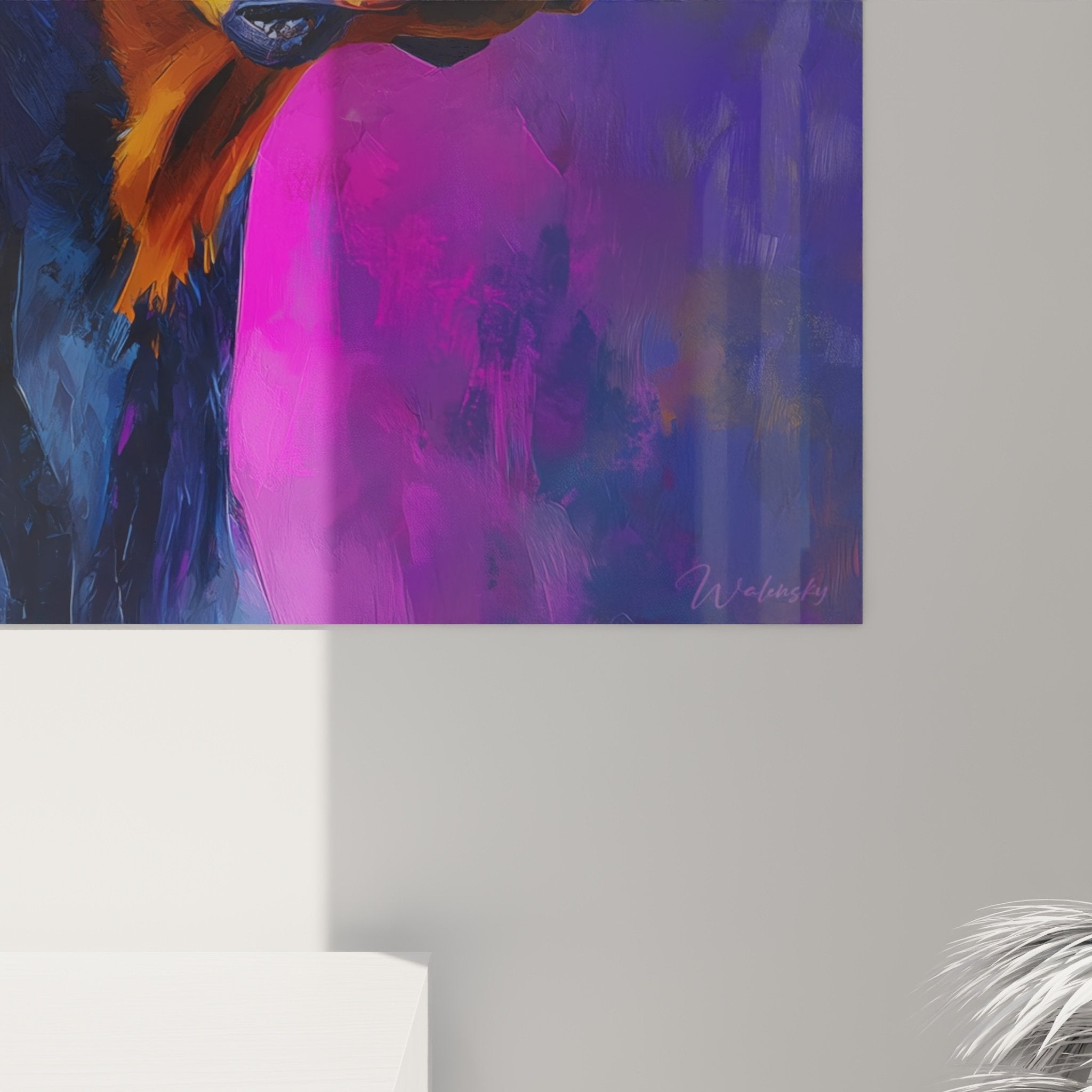 Gesamtansicht Dobermann-Gemälde violett orange modernes Wohnzimmer Wanddekoration zeitgenössische Tierkunst