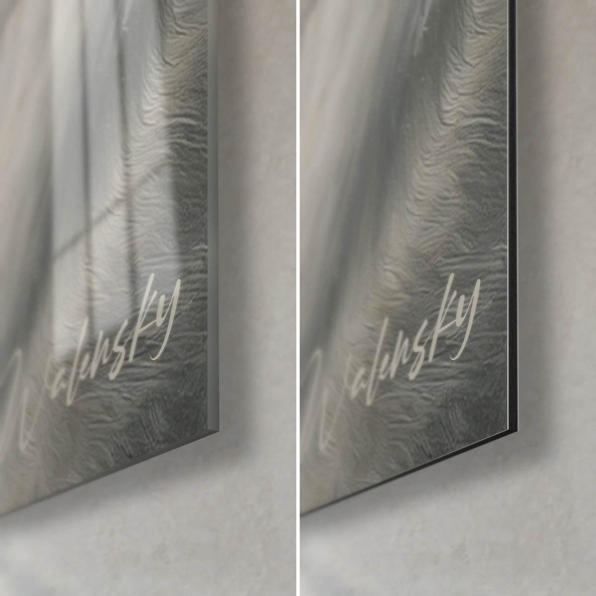 Tableau chien blanc au pelage nacré, coin bas droit : verre acrylique brillant à gauche, Dibond mat gris à droite, tranche noire