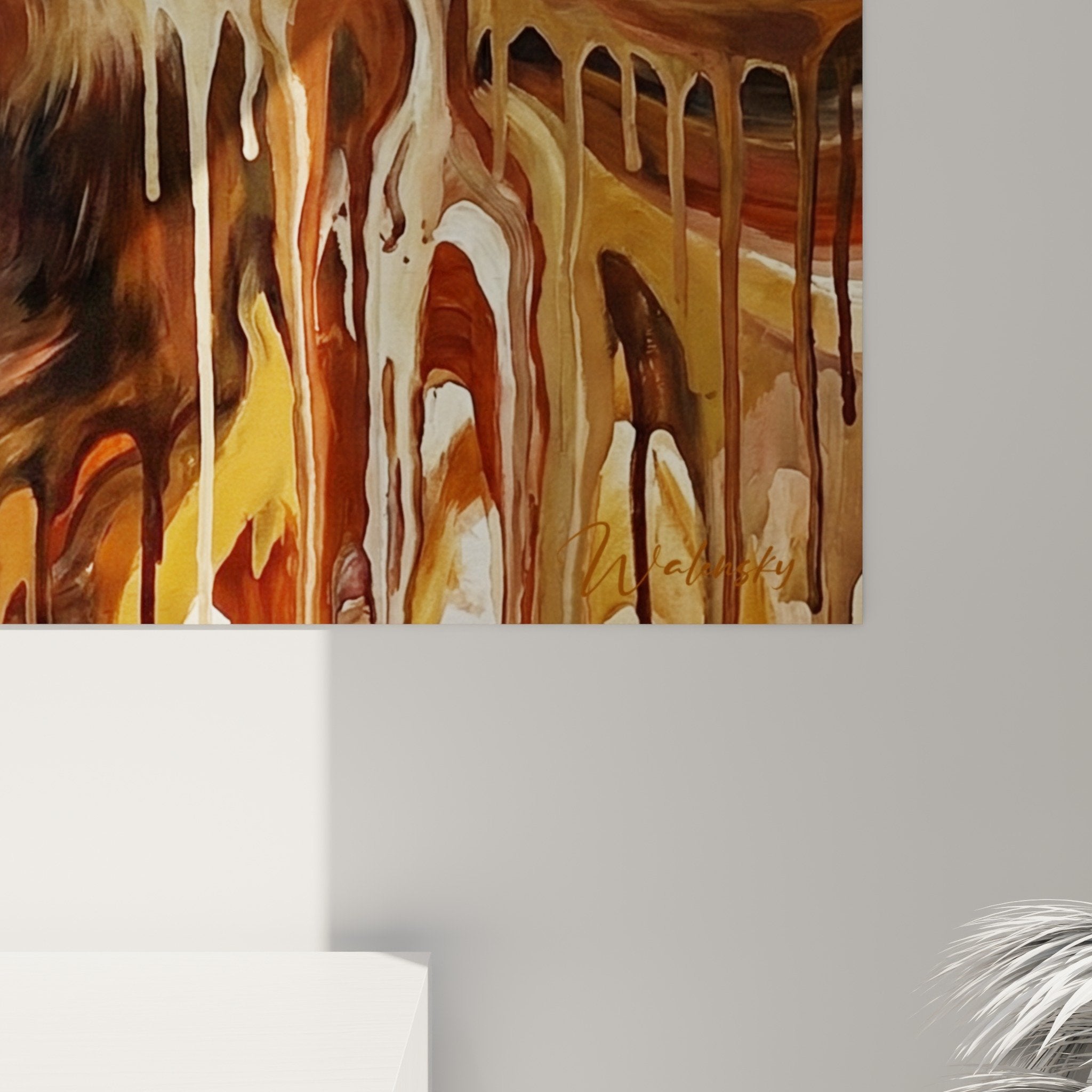 Gesamtansicht künstlerisches Frettchen-Gemälde mit flüssigen Farbläufen in Goldtönen, moderne Inneneinrichtung