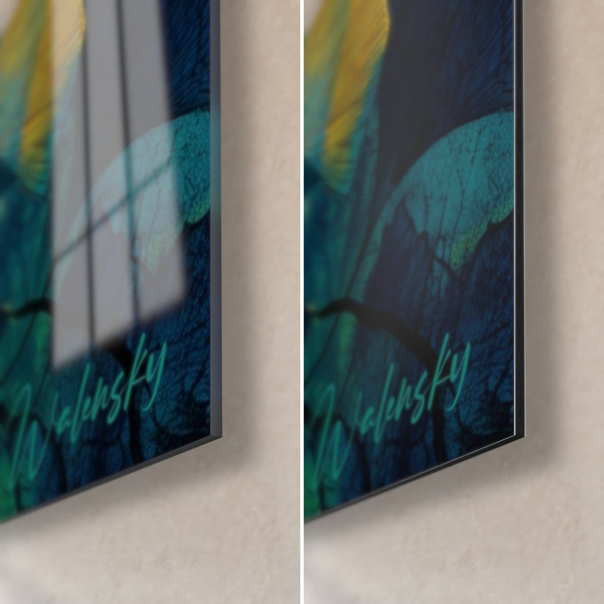 Tableau feuilles de ginkgo ambre et bleu nuit, coin bas droit en verre brillant reflétant la fenêtre et en Dibond mat