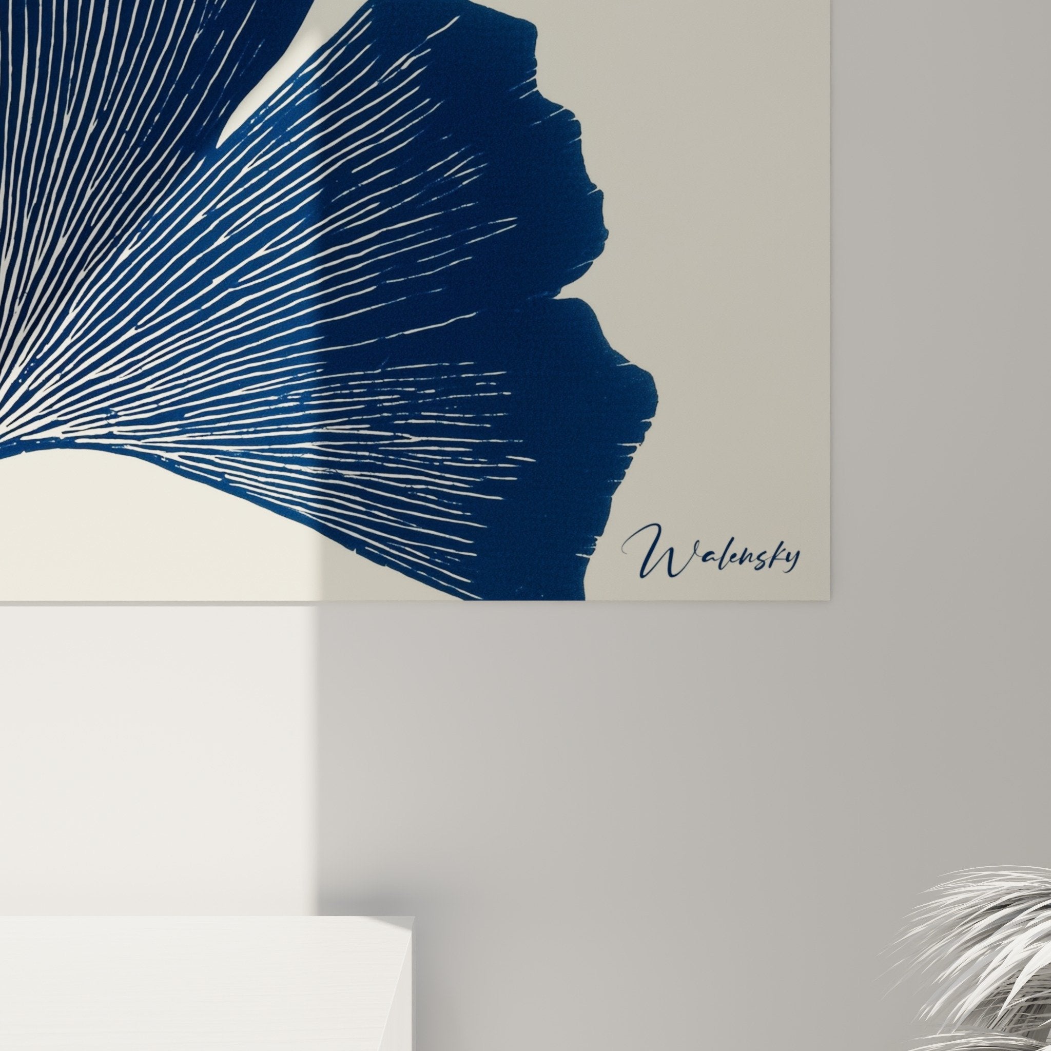 Vue ensemble tableau ginkgo bleu marine salon moderne mur blanc décoration contemporaine