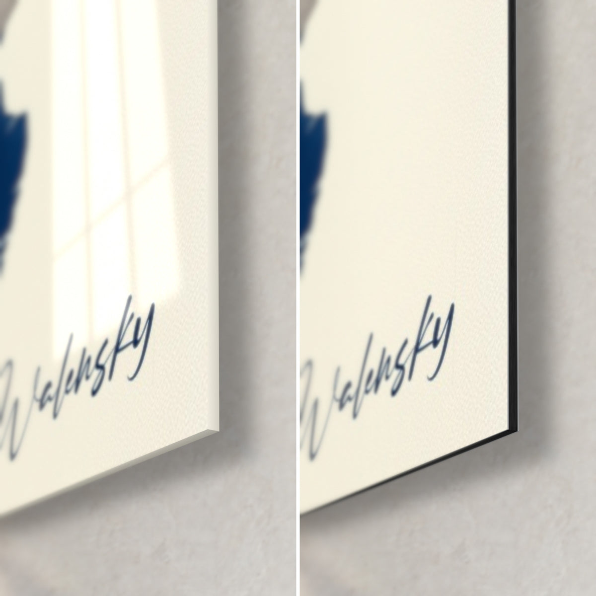 Obraz liść miłorzębu w kolorze granatu nocnego, sygnatura Walensky w prawym dolnym rogu, błyszczące szkło po lewej i matowe czarne Dibond po prawej