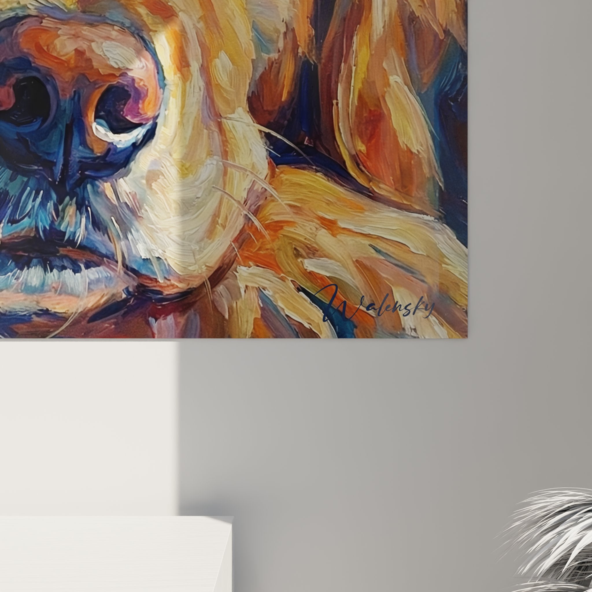 Vista d'insieme quadro golden retriever arredamento interno moderno pittura cane toni dorati blu cornice elegante