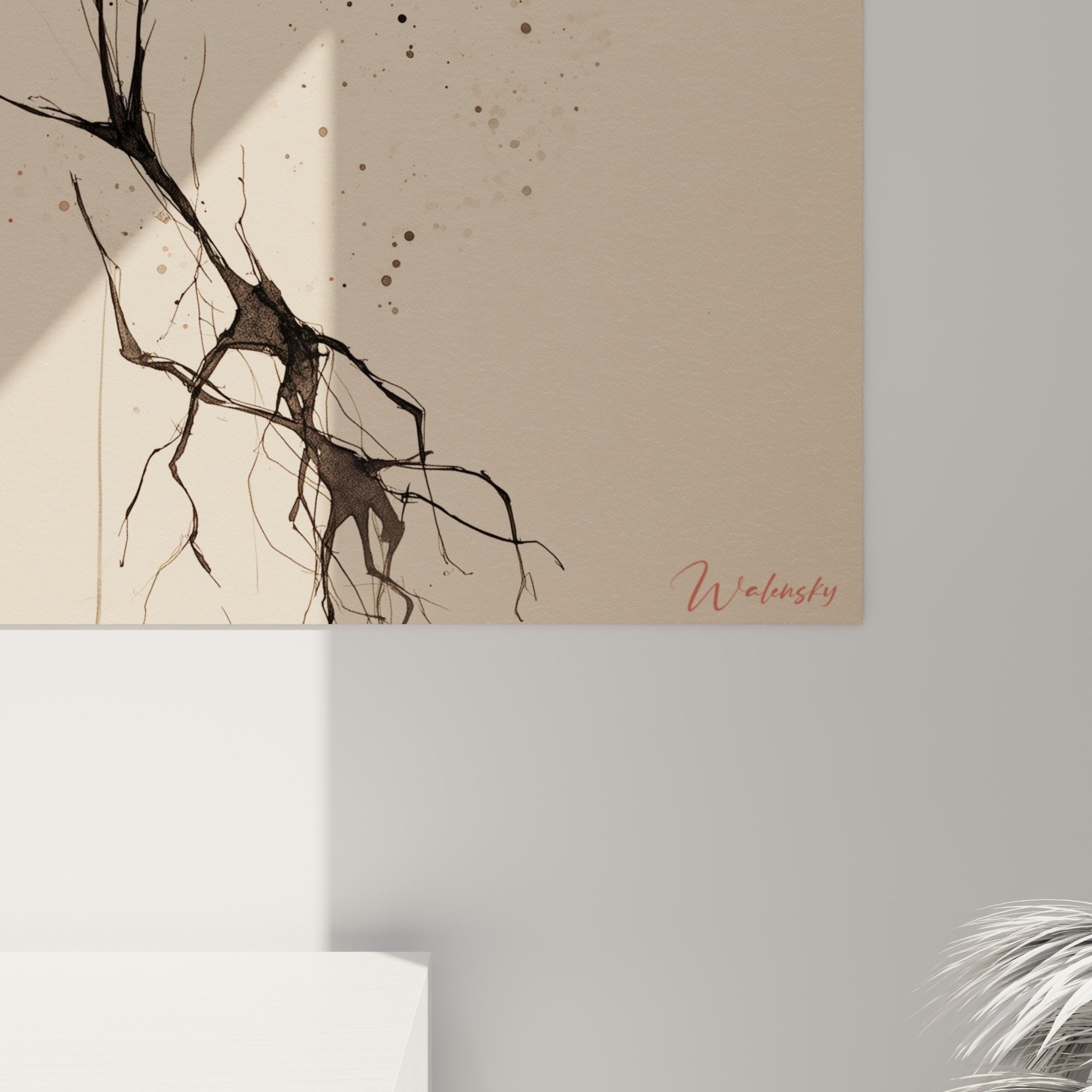 vue ensemble tableau ikebana magnolia corail, composition florale elegante avec racines expressives noires