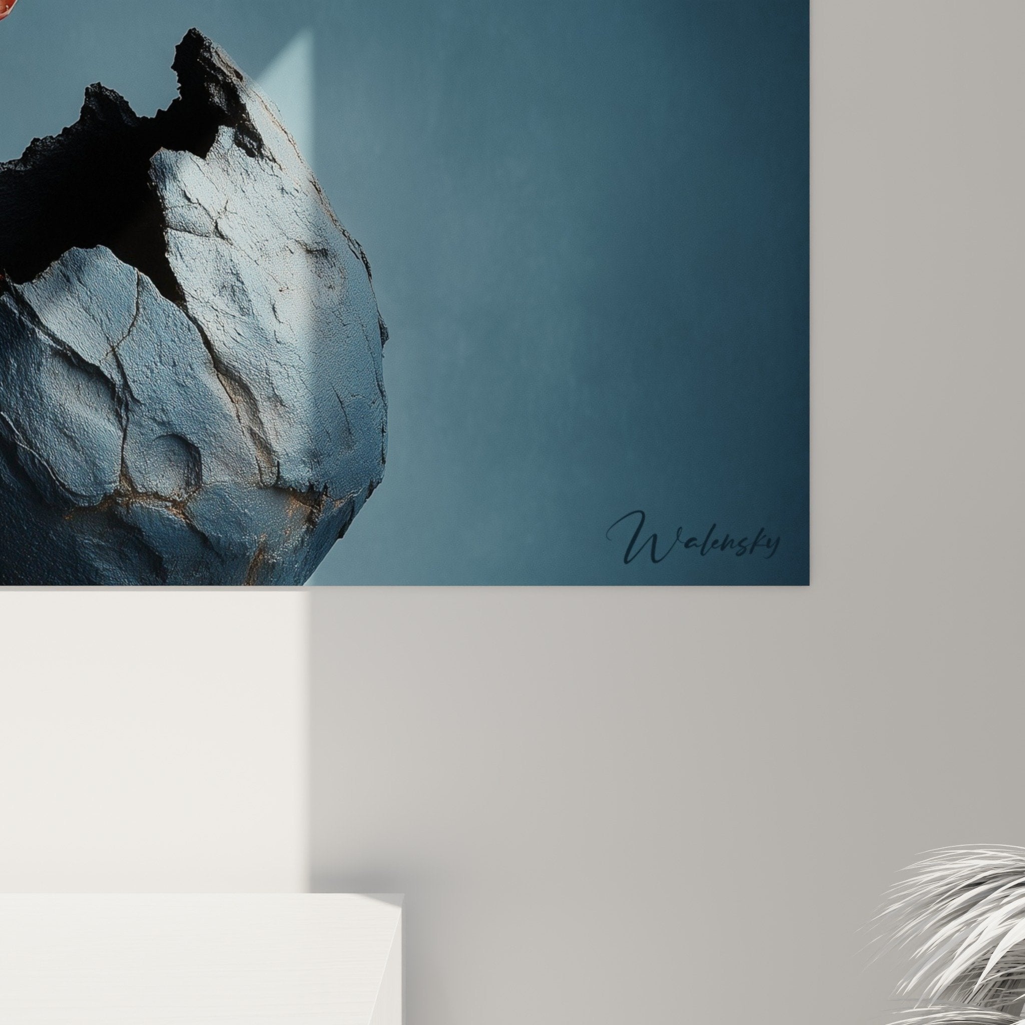 Vue ensemble tableau ikebana branche fleurie vase noir fond bleu salon decoration murale zen