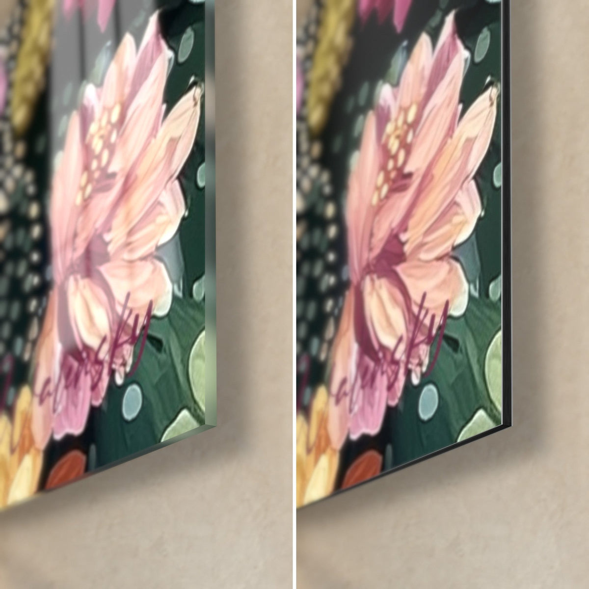 Schilderij van een roze bloem met gouden meeldraden op diepgroene cactus, glanzend glas en mat Dibond in de rechteronderhoek, 3 mm dik