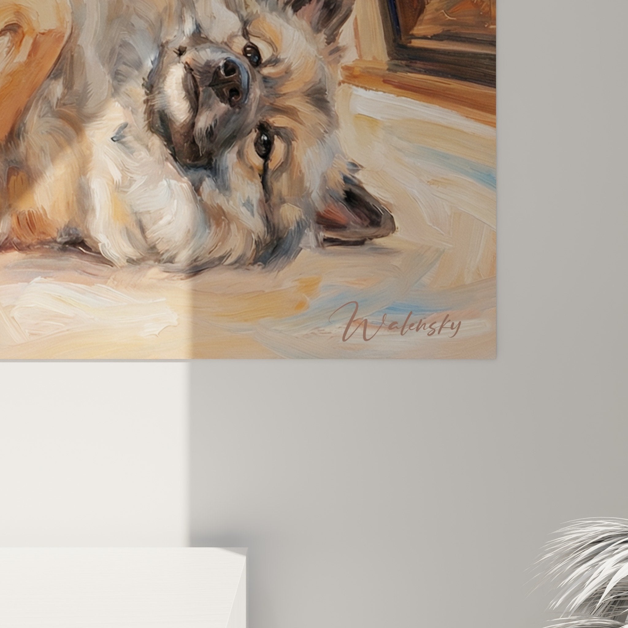 Vue ensemble tableau keeshond salon classique moulures luminaires bronze