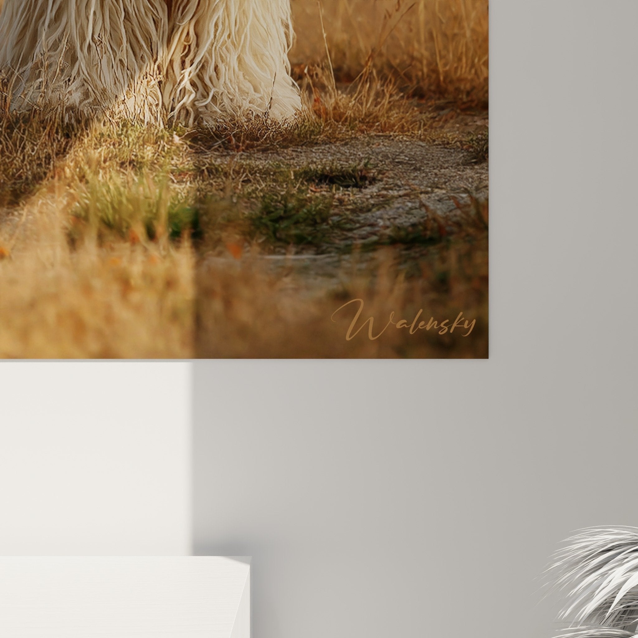 Vista d'insieme quadro Komondor luce dorata salotto decorazione d'interni cane pastore maestoso