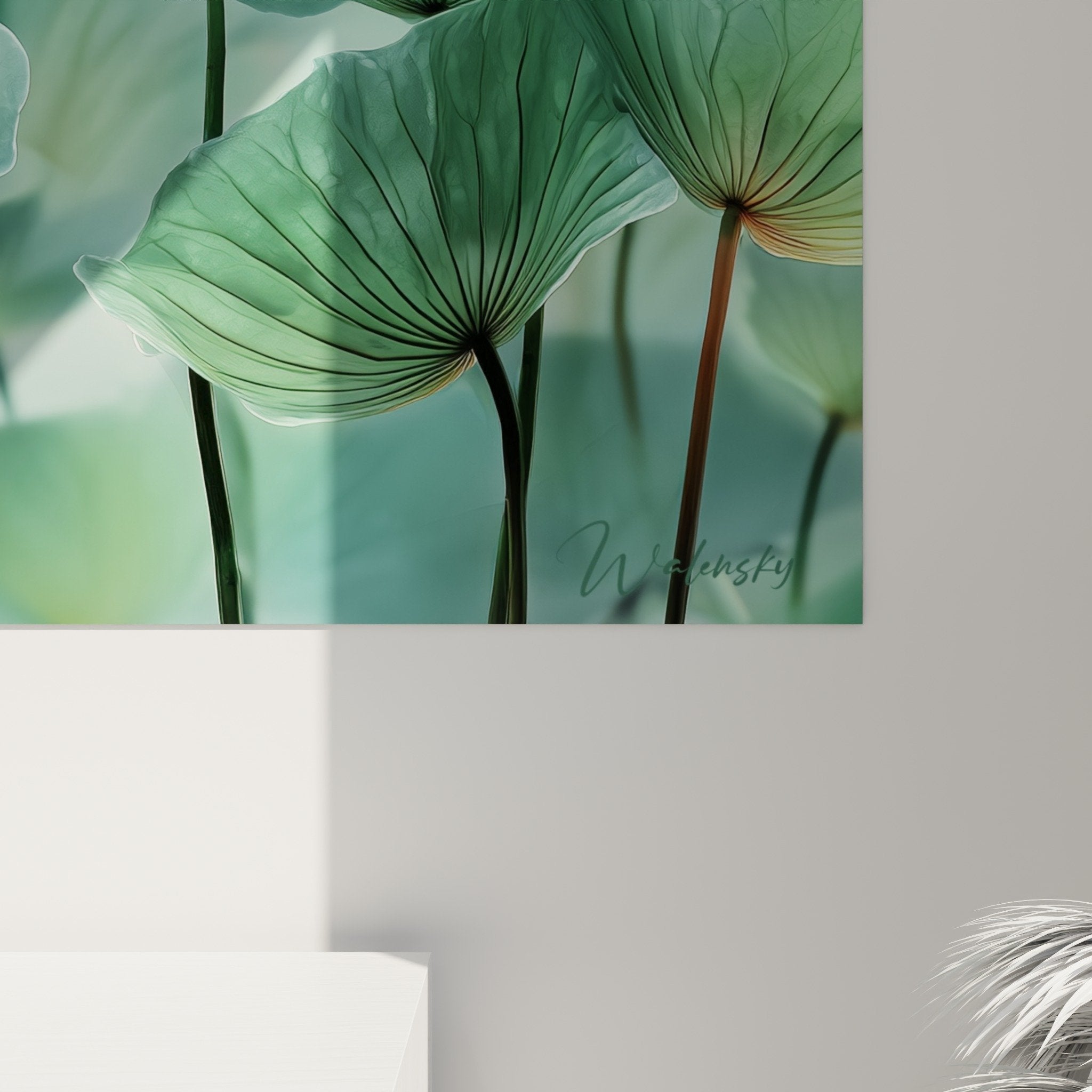 Vue d'ensemble tableau lotus vert jade dans salon épuré mobilier blanc éclairage naturel