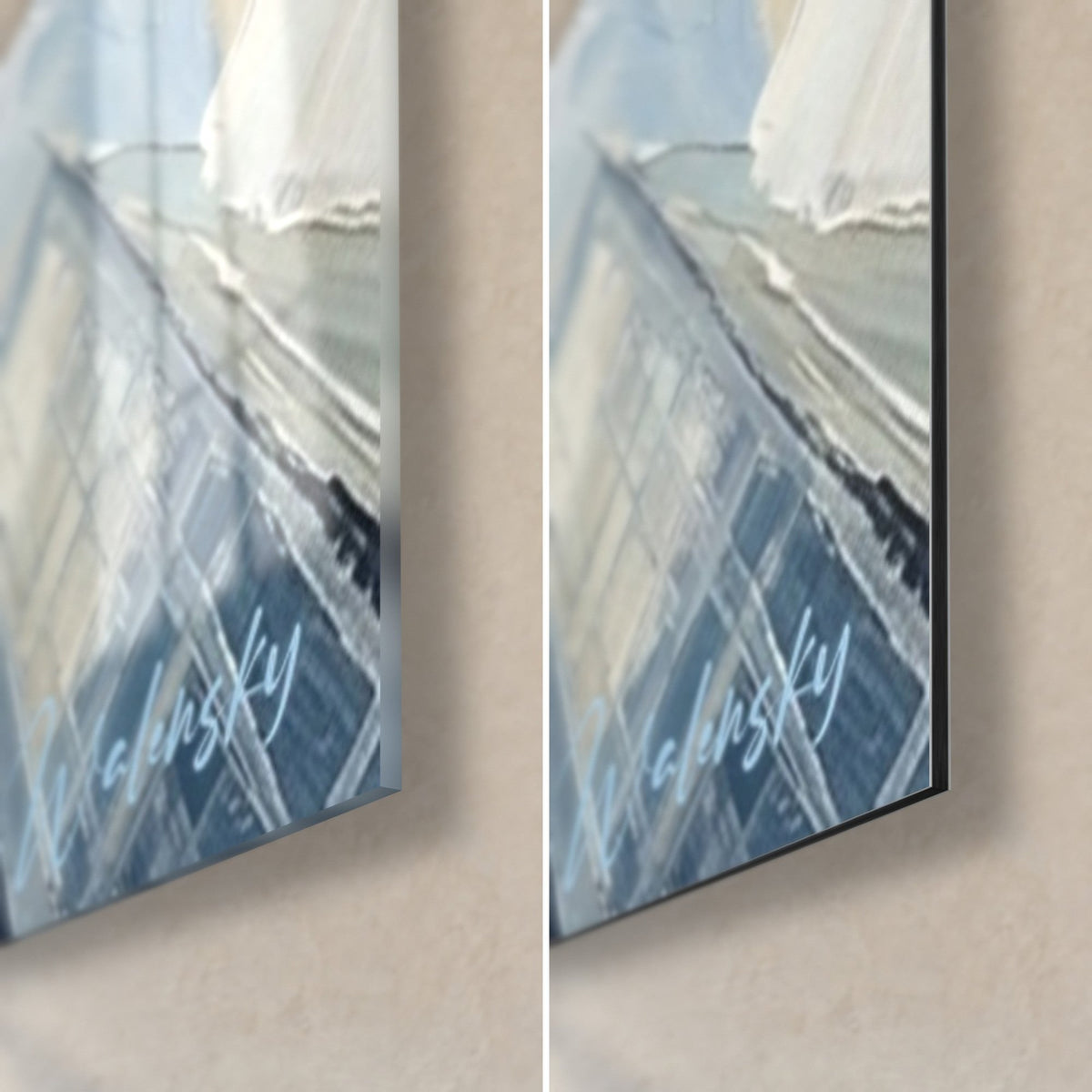 Schilderij glazen hoogbouw in dikke grijsblauwe en okerkleurige verf, rechtsonder in beeld, glanzend acryl links, mat Dibond rechts