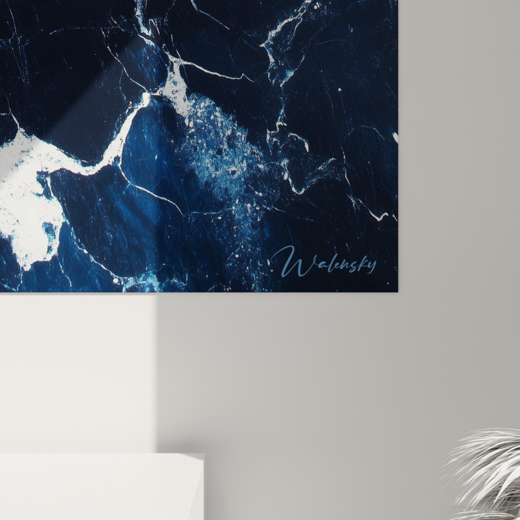 Vue ensemble tableau marbre abstrait bleu noir, composition artistique moderne pour decoration murale