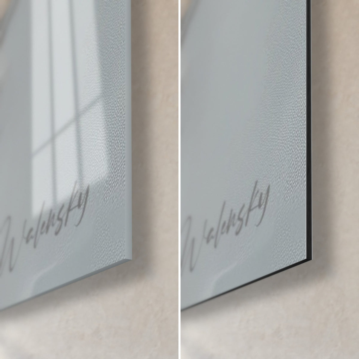 Gemälde mit bernsteinfarbener Goldader auf weißem Relief, untere rechte Ecke: glänzendes Acrylglas links, mattschwarzes Alu-Dibond rechts