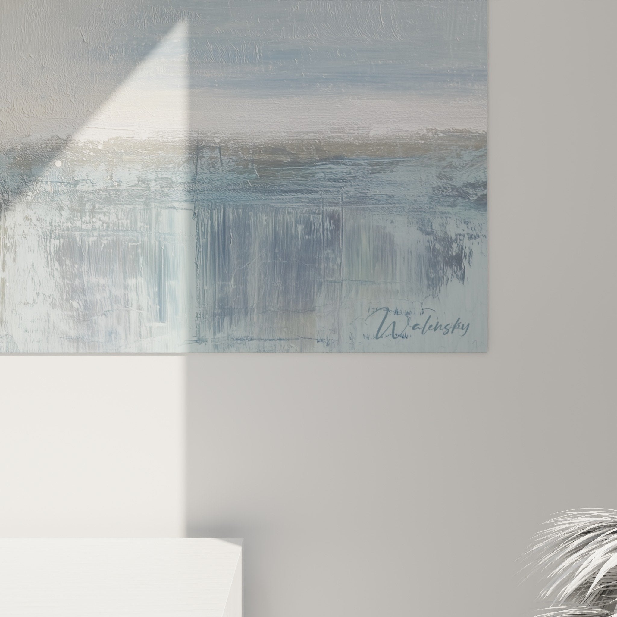 Vue ensemble tableau abstrait marin horizontal tons bleus dorés dans intérieur contemporain feng shui ouest