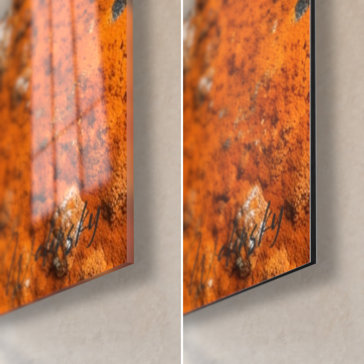Quadro con crosta granulosa arancione su fondo ruggine bruno, angolo in basso a destra: vetro lucido a sinistra, Dibond nero opaco a destra