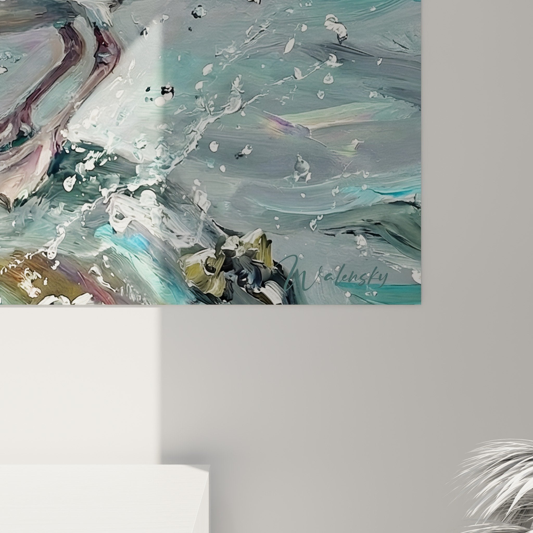 Vue ensemble tableau moule et mouette, art marin contemporain aux reflets iridescents sur mur blanc