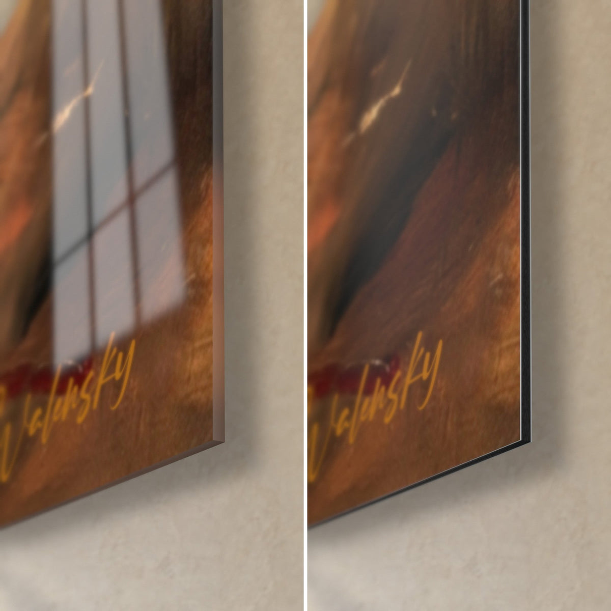 Tableau Mudi en pleine course, coin bas droit brun rouille et signature dorée, verre acrylique brillant reflétant la fenêtre à gauche, Dibond mat à droite