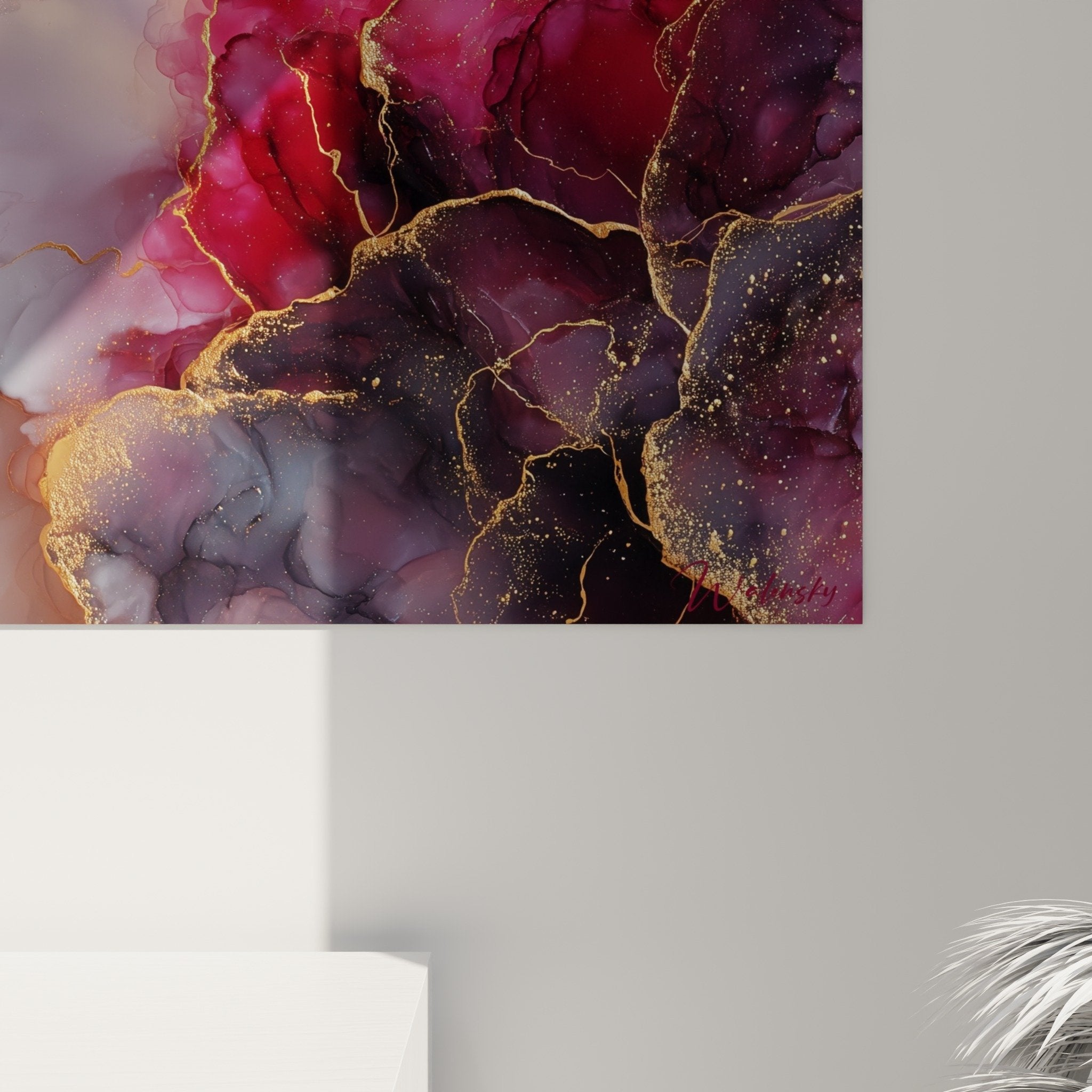 Vue ensemble tableau mural marbre abstrait couleurs pourpres et reflets dores style contemporain