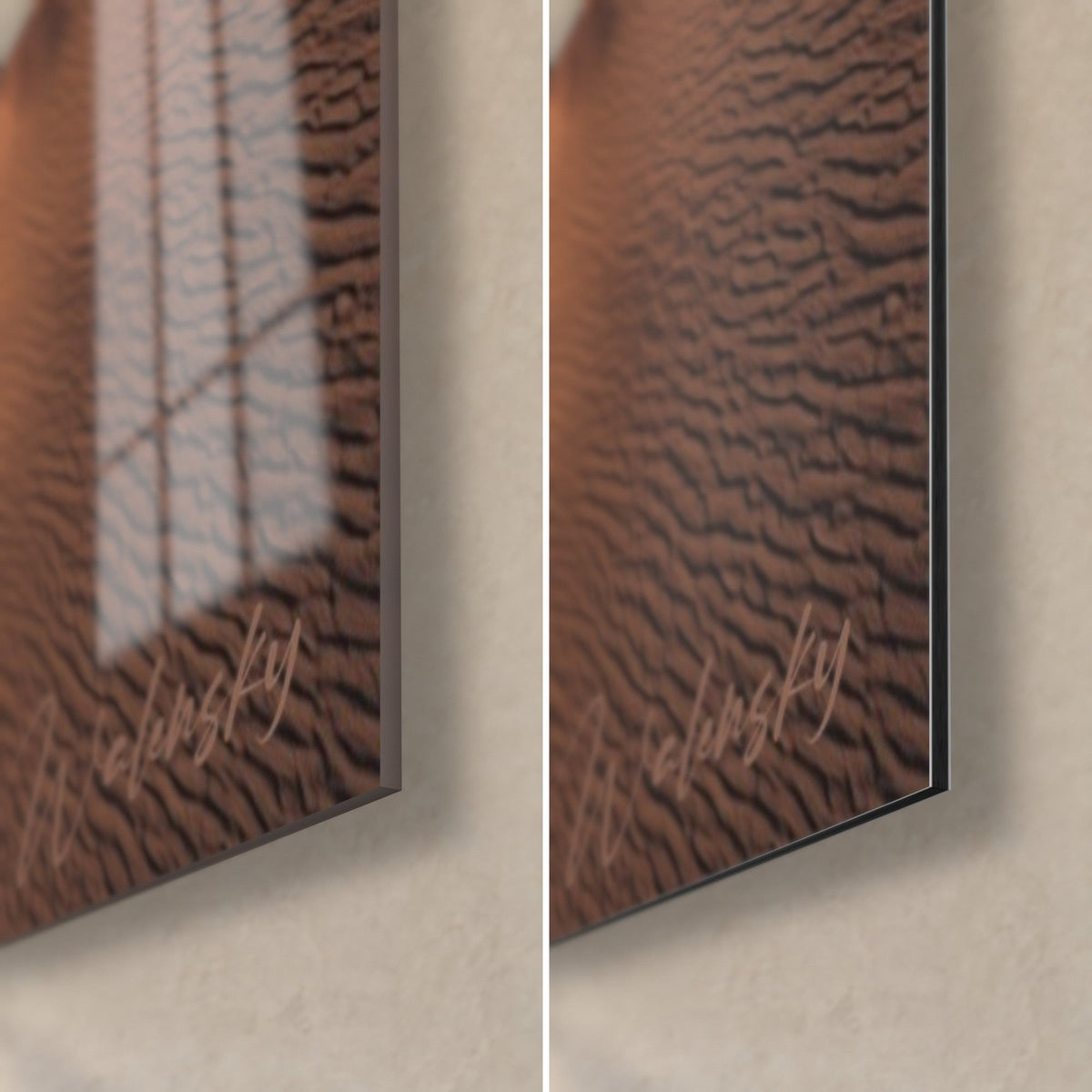Cuadro dunas ocres arrugadas con reflejos cobrizos, esquina inferior derecha de cristal brillante y aluminio Dibond mate, canto de 3 mm