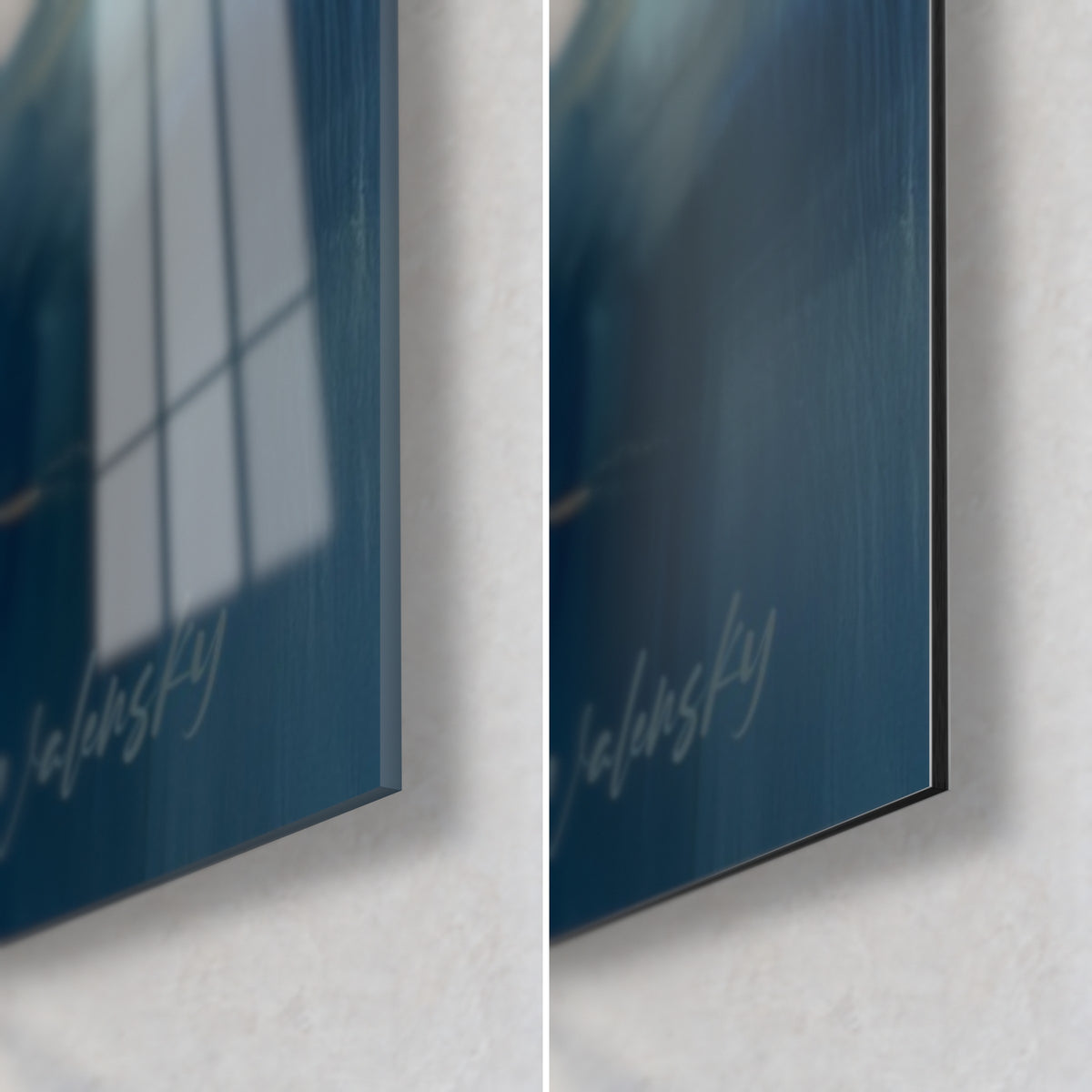 Wall art celestial reflections in navy blue and gold, bottom right corner: glossy acrylic glass on the left, matte black Dibond on the right