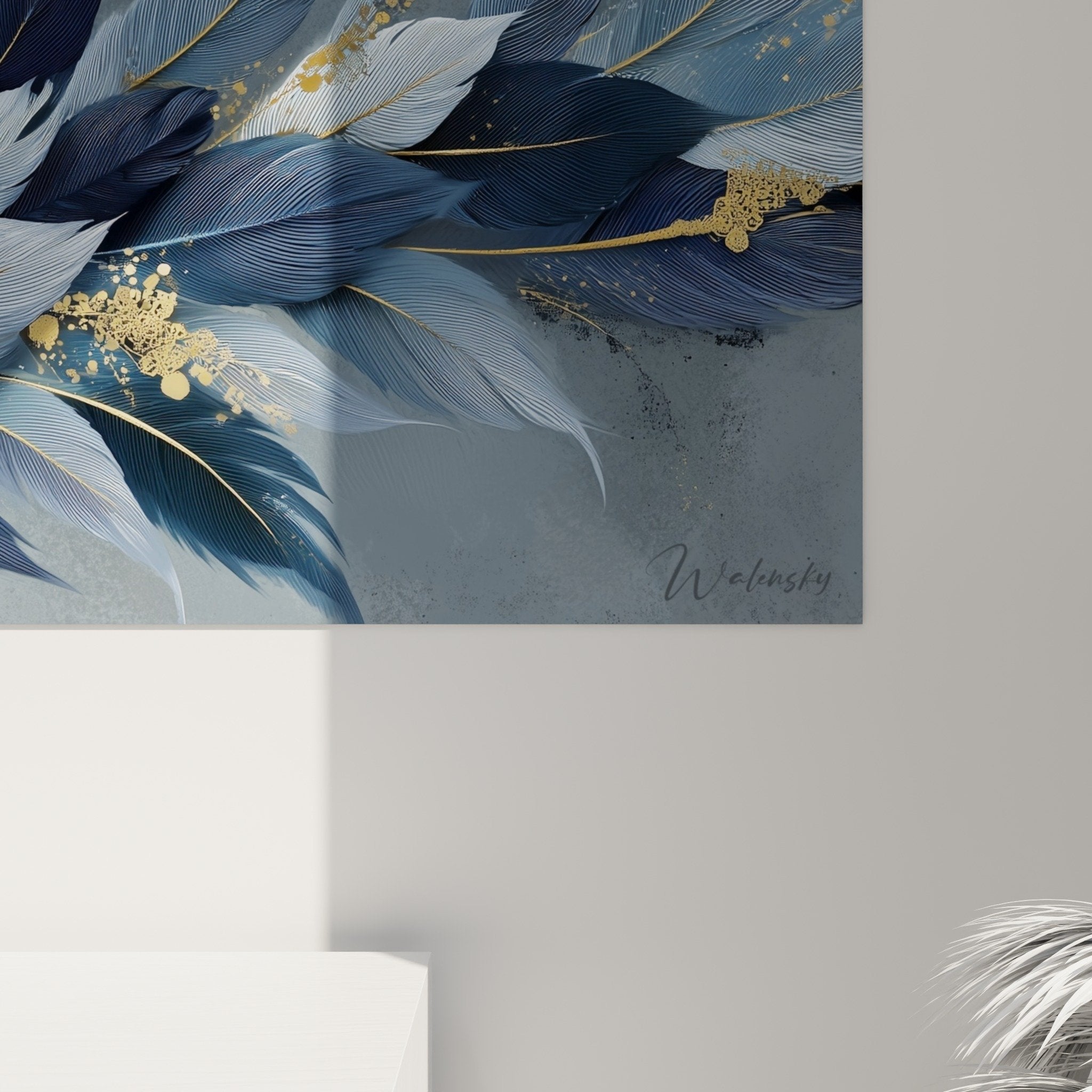 Vue ensemble tableau plumes bleues et dorees dans salon contemporain decoration murale elegante