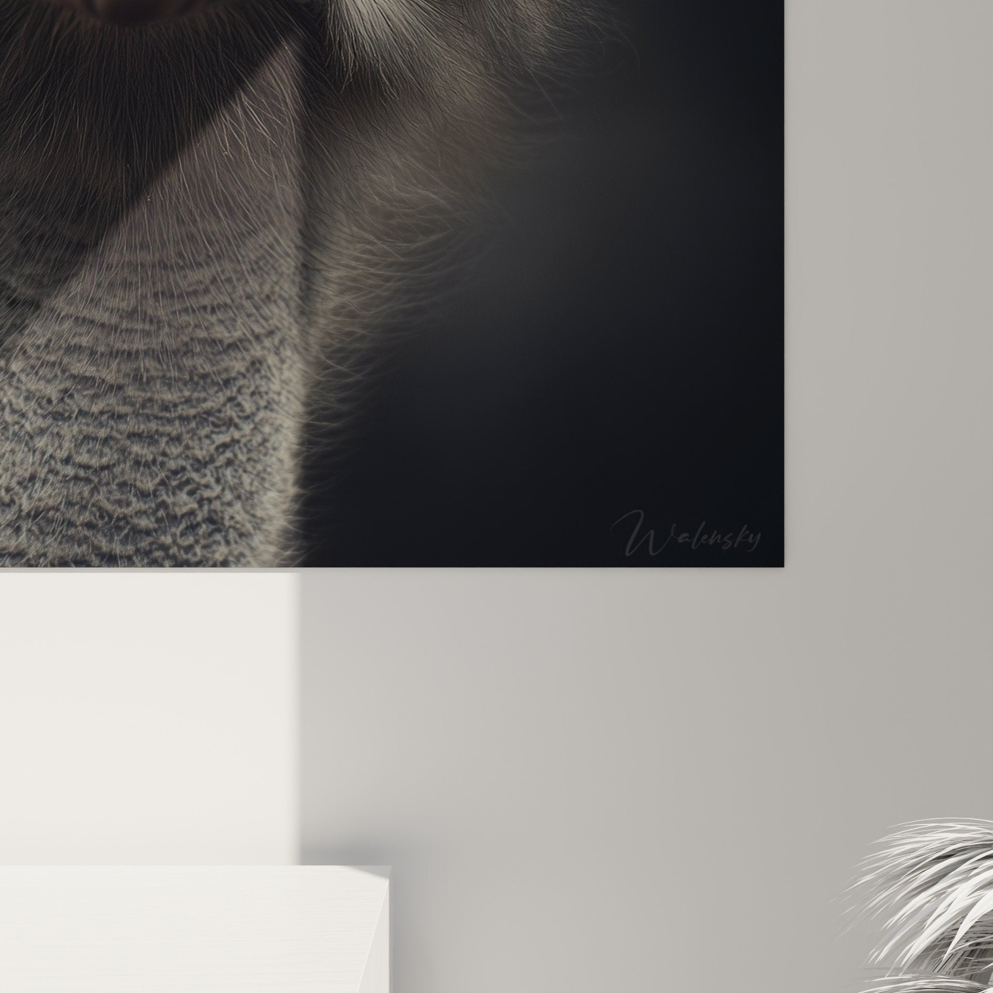 Vue ensemble tableau portrait autruche face camera plumage anthracite yeux ambre decoration murale moderne