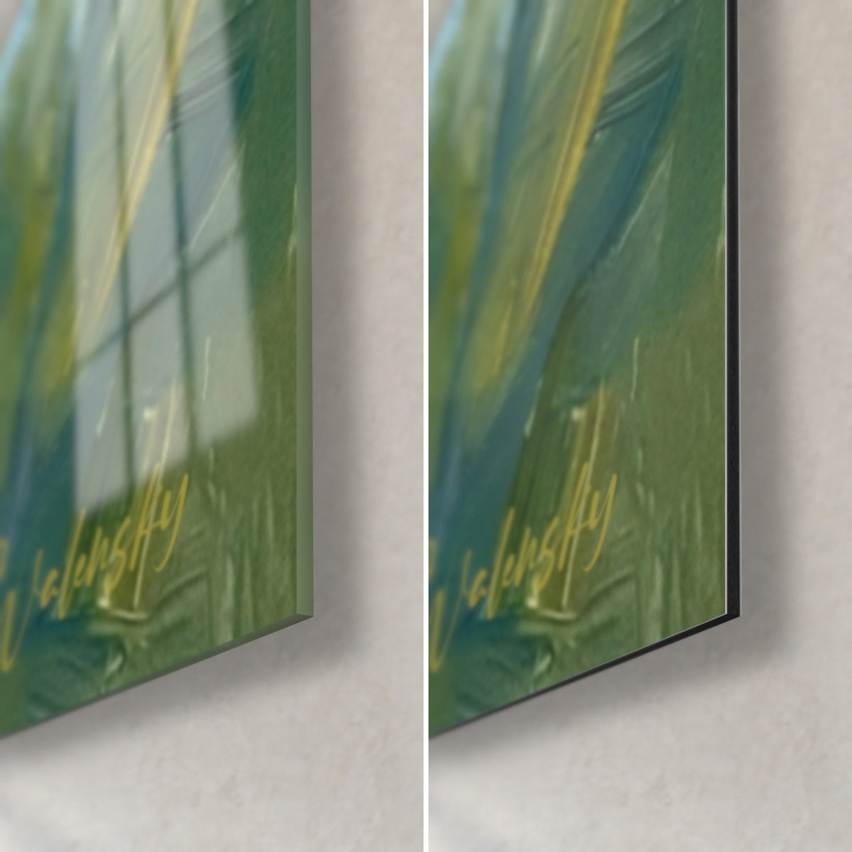 Schilderij springende witte hond, rechtsonder: glanzend glas links, mat Dibond rechts, groen gras en gouden signatuur