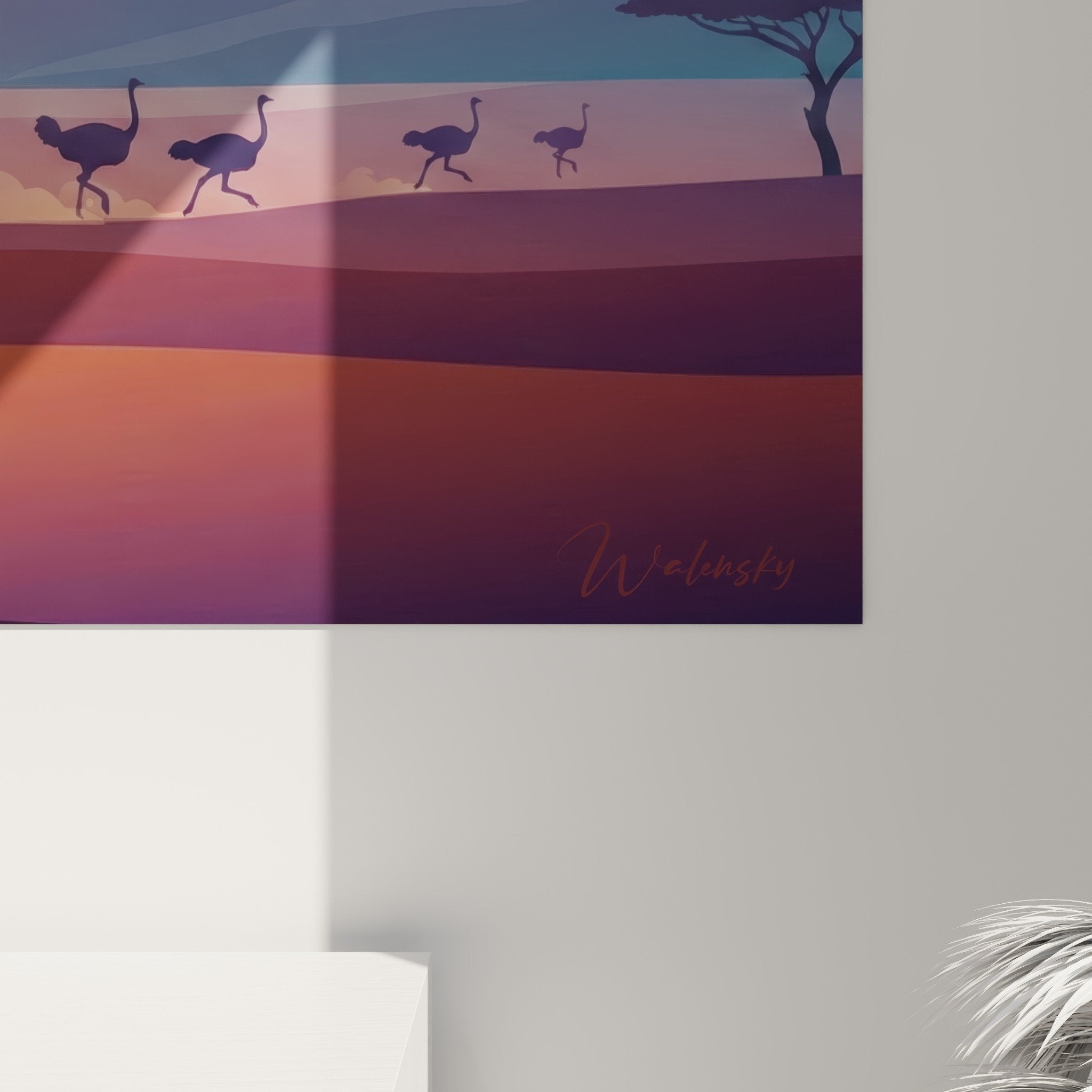 Vue ensemble tableau savane africaine autruches coucher soleil palette orange violet relief montagneux acacias