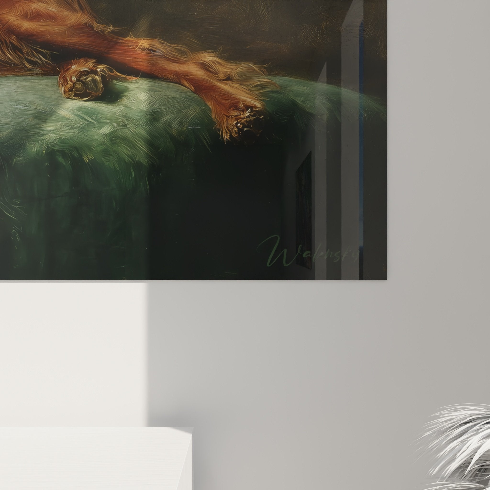 Vista d'insieme quadro setter irlandese salotto verde smeraldo caraffa cristallo illuminazione soffusa decorazione murale canina