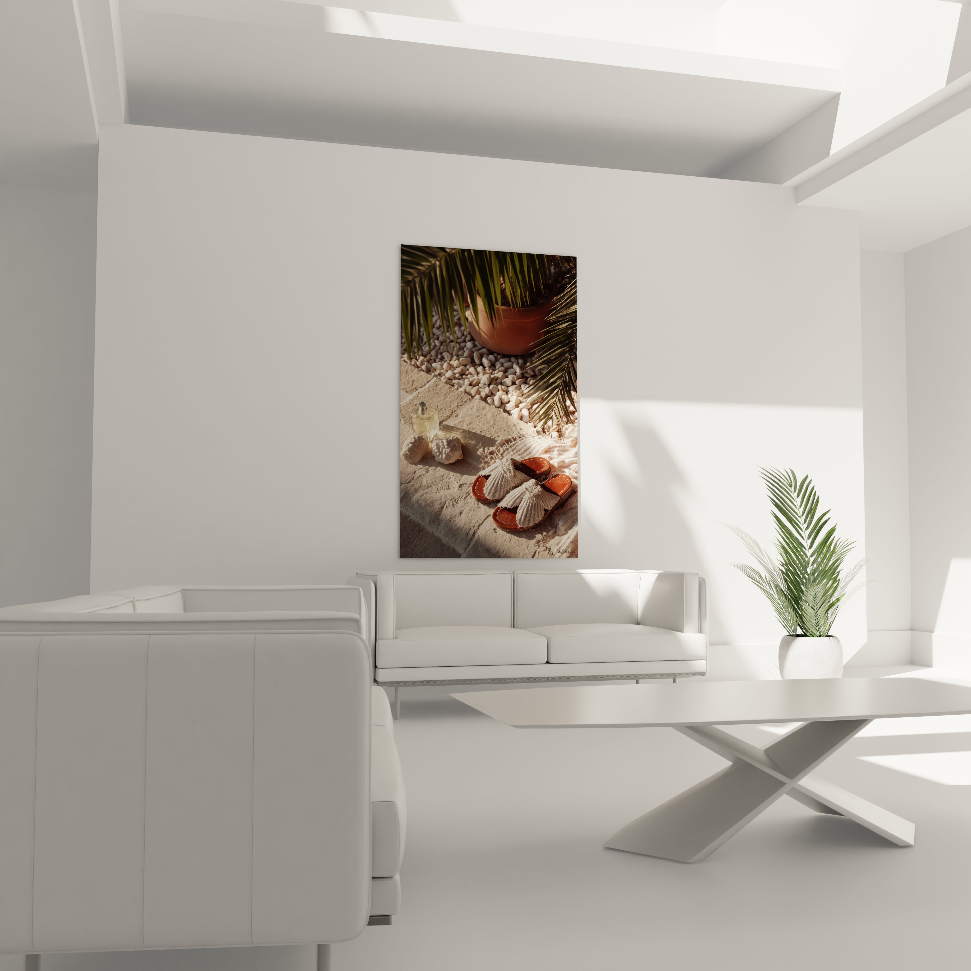 tableau mural été Walensky dans salon blanc minimaliste montrant sandales coquillages et feuilles de palmier