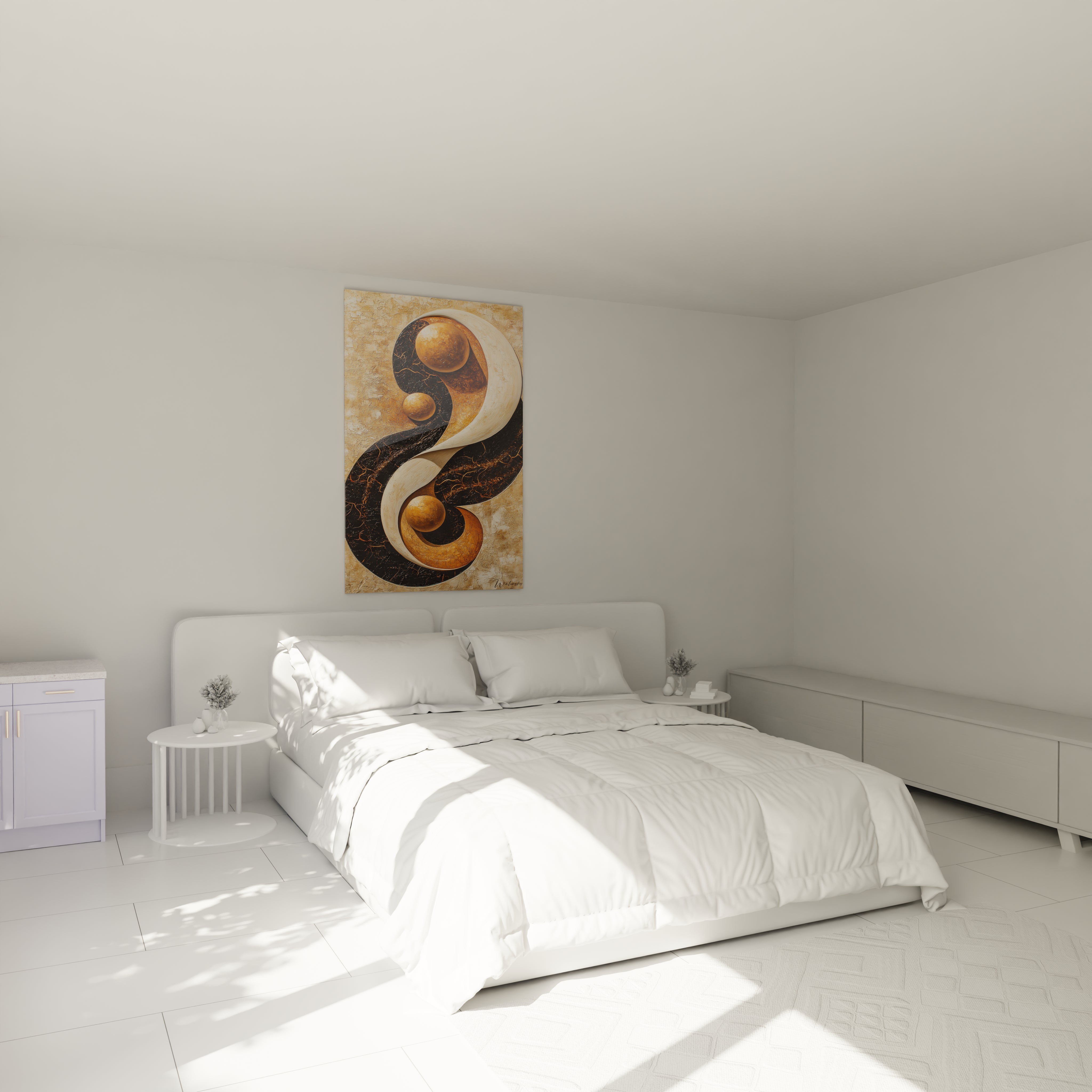 Tableau africain mural abstrait avec motifs courbes brun et doré dans chambre minimaliste blanche
