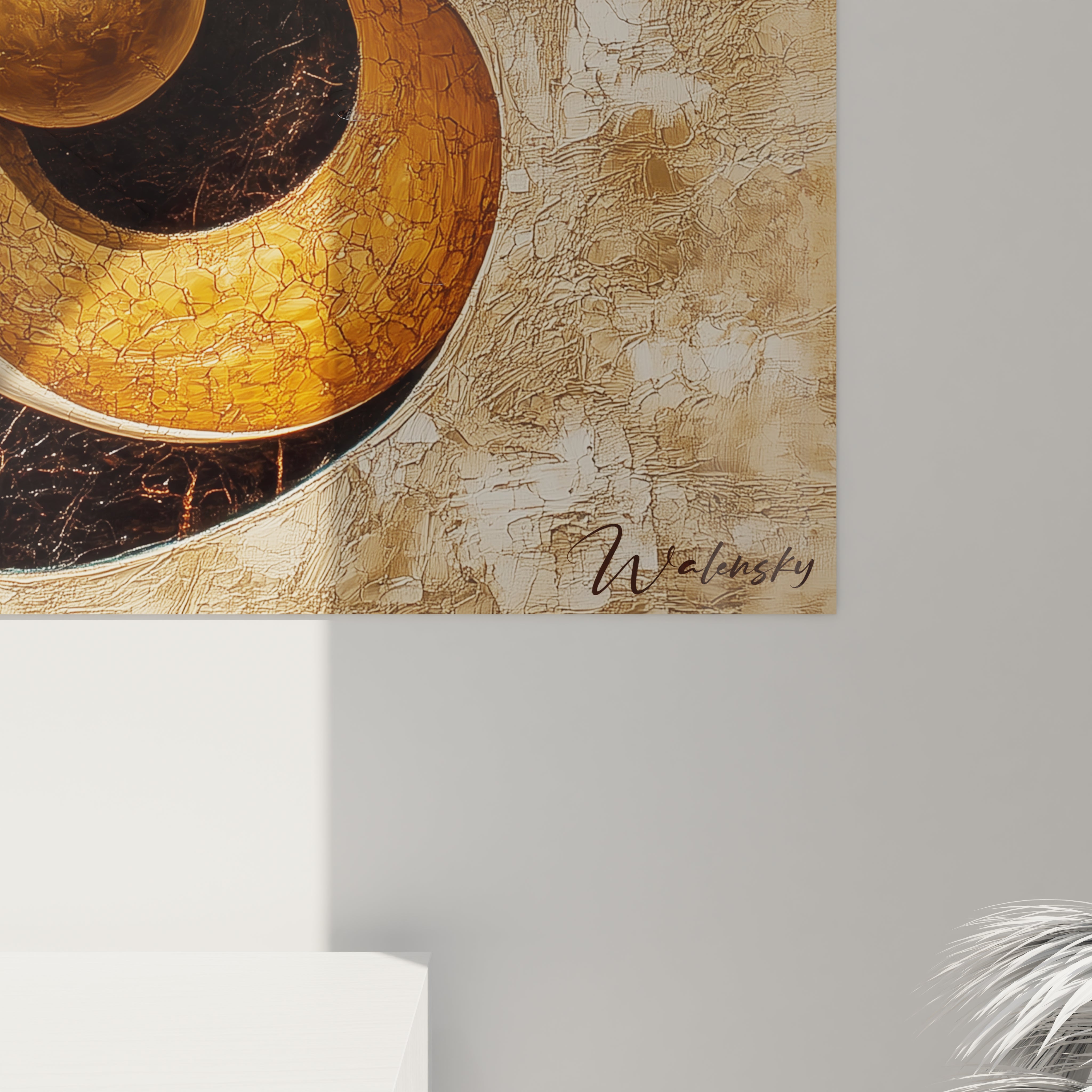 Détail d'un tableau africain mural Walensky avec motifs dorés et texture craquelée sur fond beige